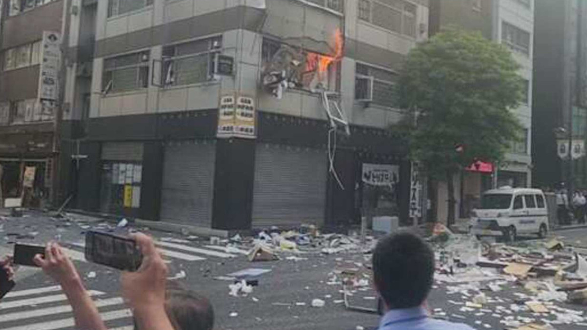 После мощного взрыва в токийской многоэтажке начался пожар