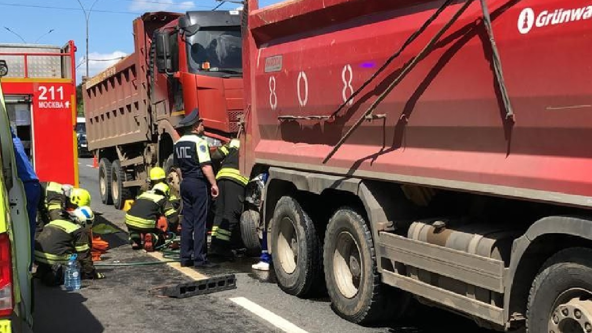 Грузовики смяли легковушку на юго-востоке Москвы, водитель погиб