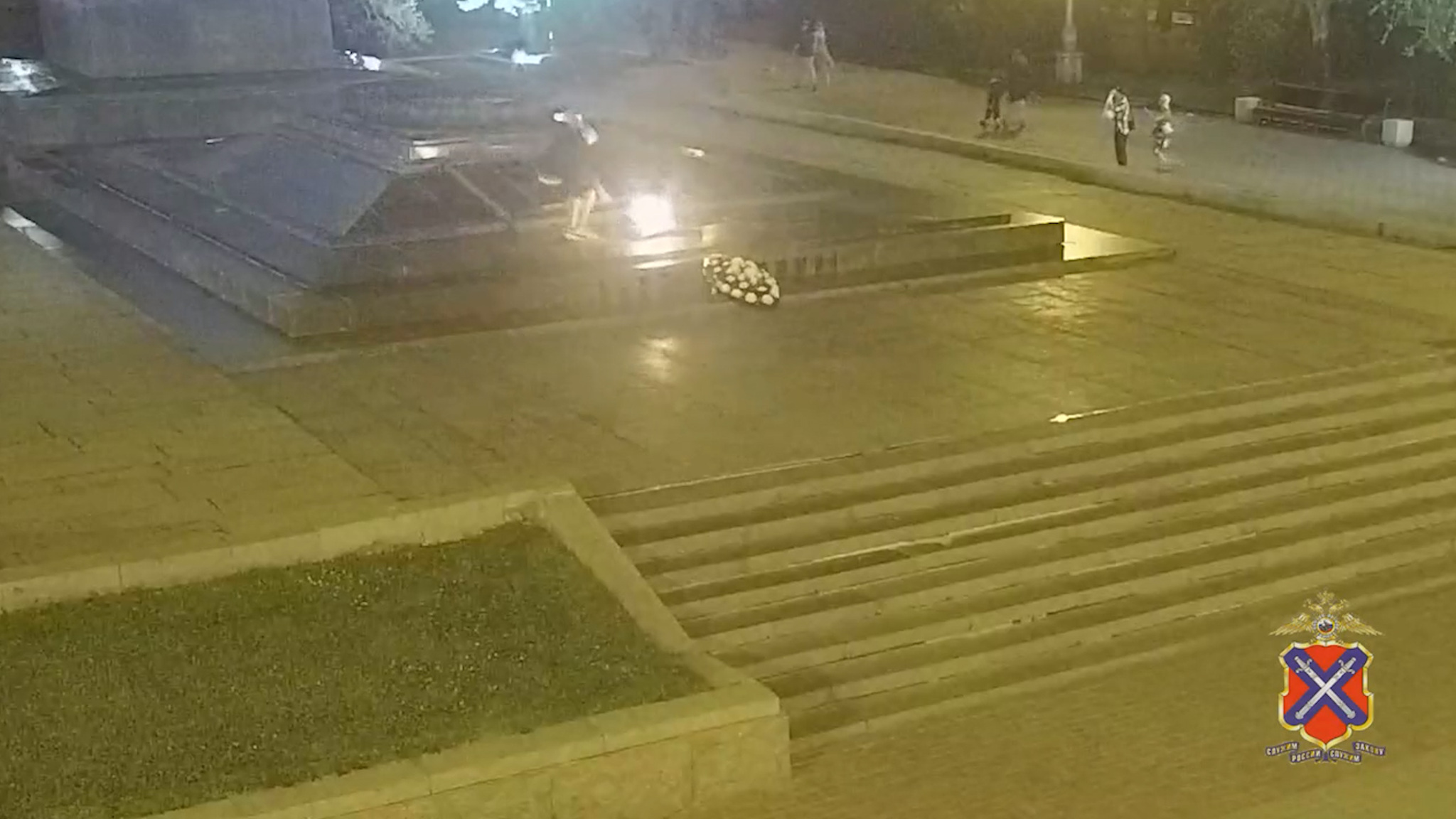 Прикуривший от Вечного огня в центре Волгограда подросток попал на видео