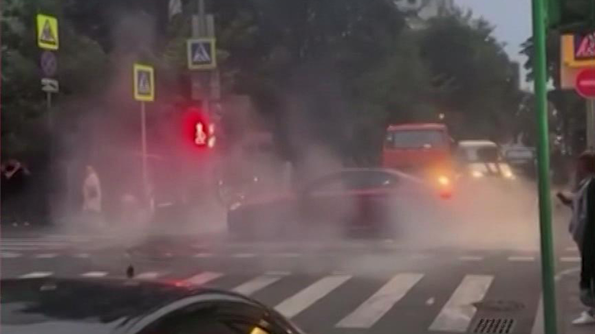 Видео с дрифтом на Патриарших изучают правоохранители
