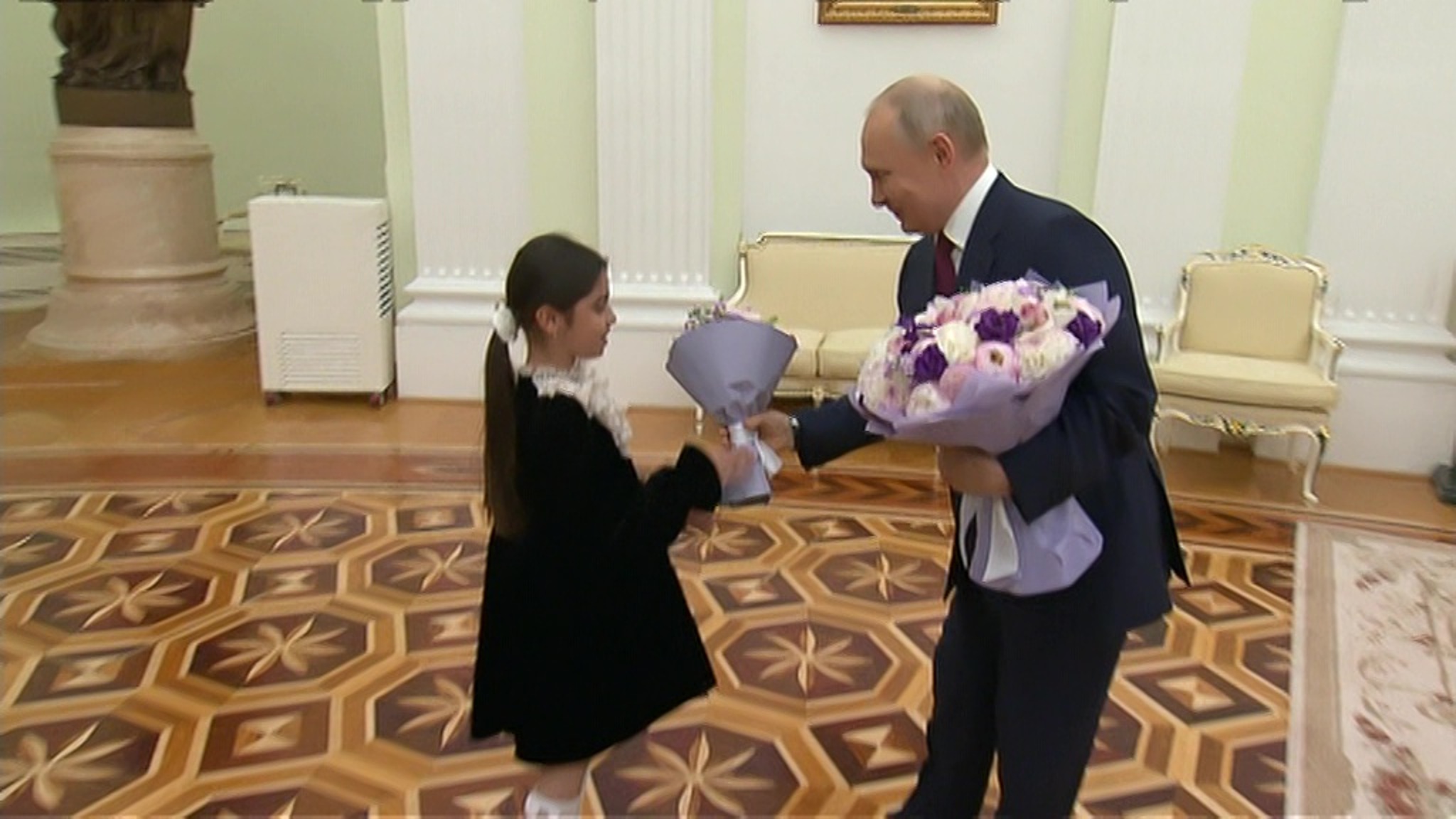 Путин пригласил в Кремль девочку, с которой не смог пообщаться в Дербенте