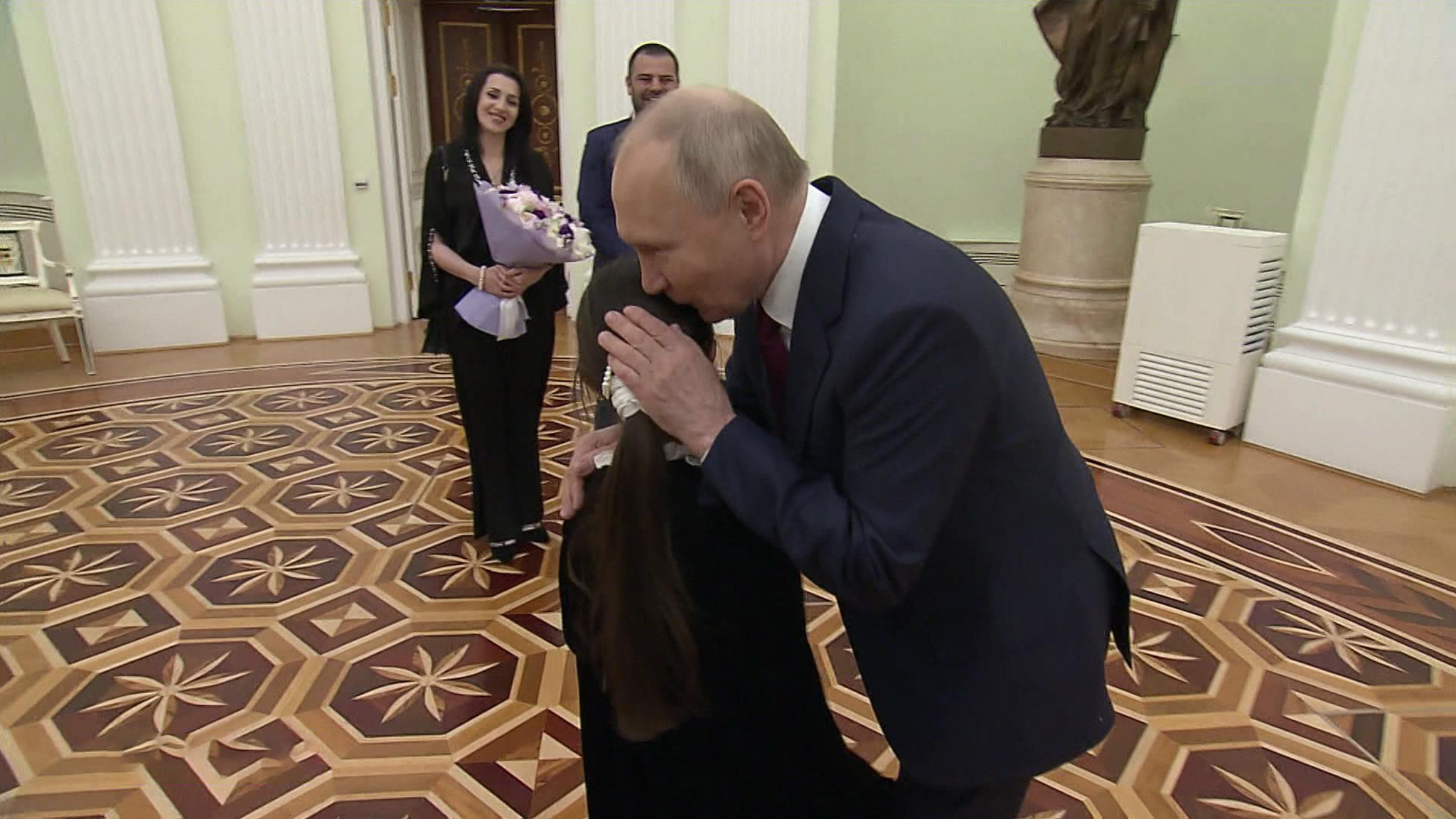 Путин провел экскурсию по Кремлю для маленькой гостьи из Дагестана