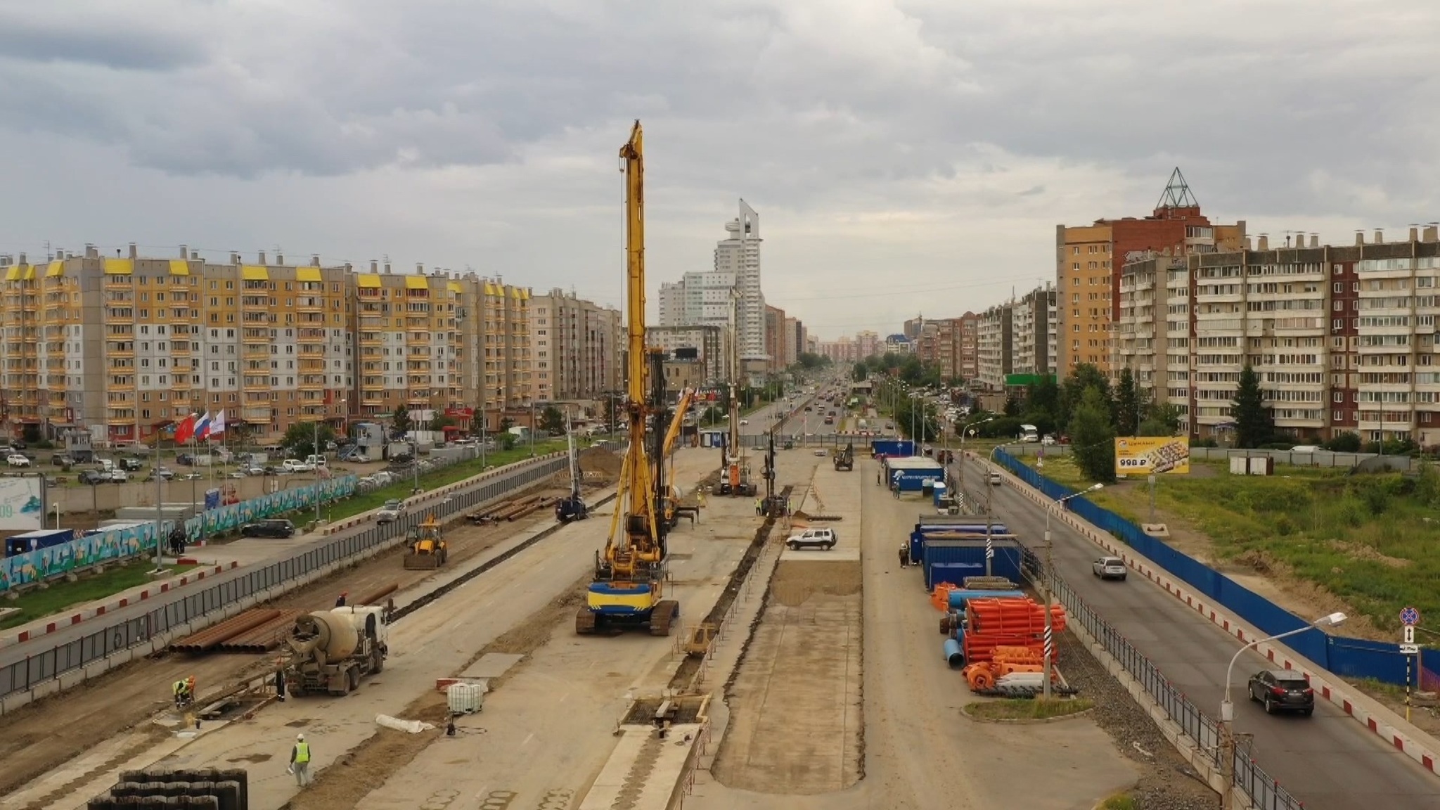 На улице Копылова начались подготовительные работы на строительстве станции метро