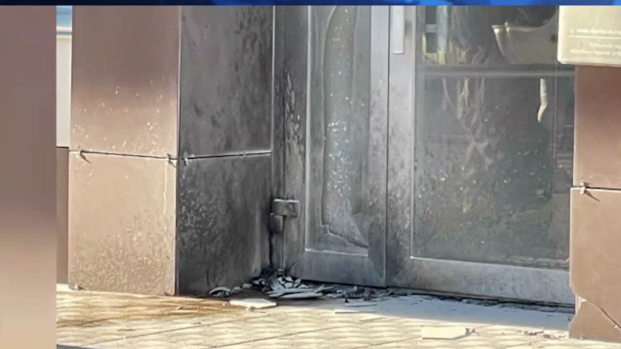 В Йошкар-Оле злоумышленник облил крыльцо банка горючей смесью и поджег