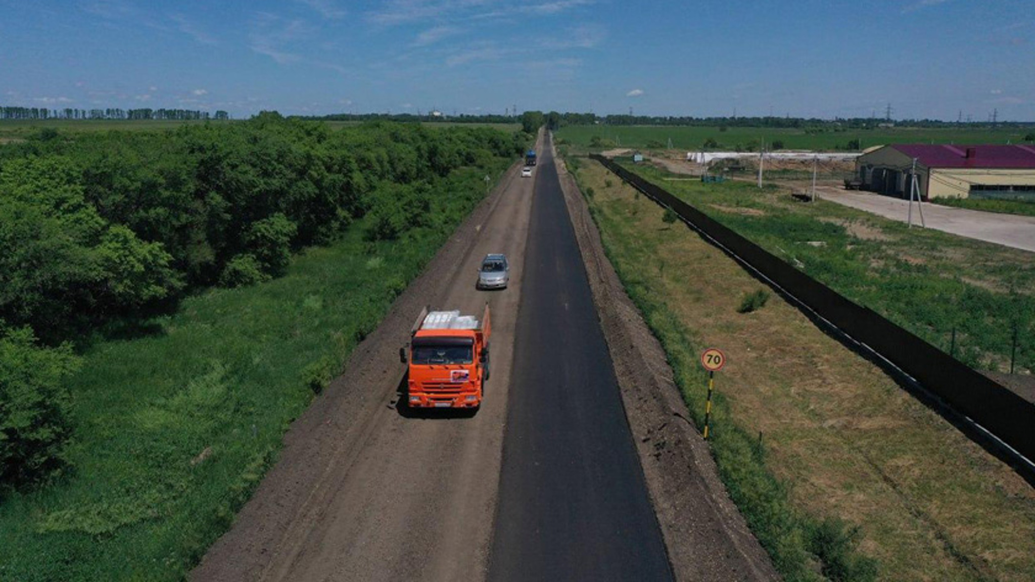 Двухкилометровый участок дороги заканчивают одевать в асфальт в Тамбовском округе