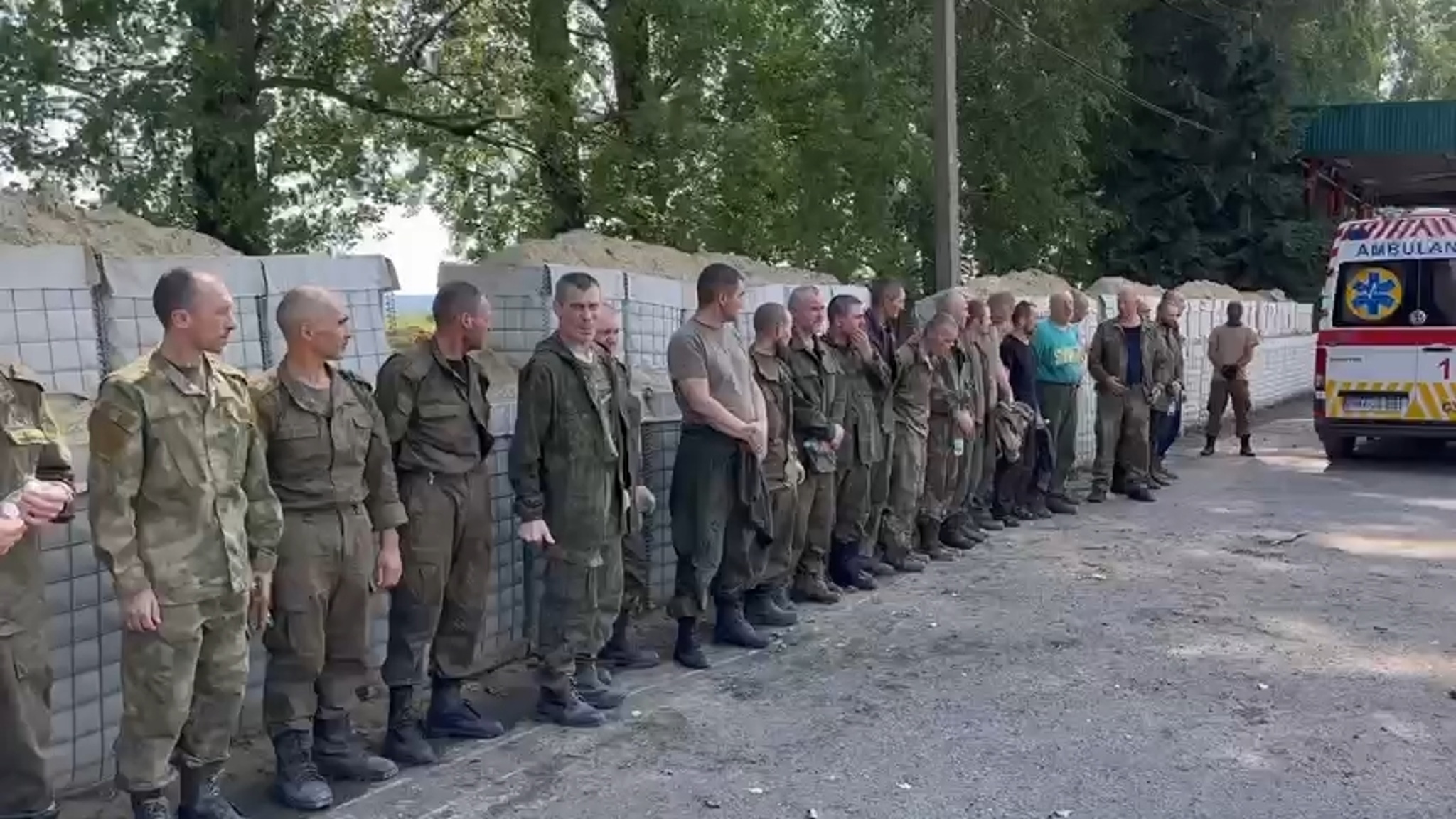 Появилось видео возвращения 45 российских военных из украинского плена