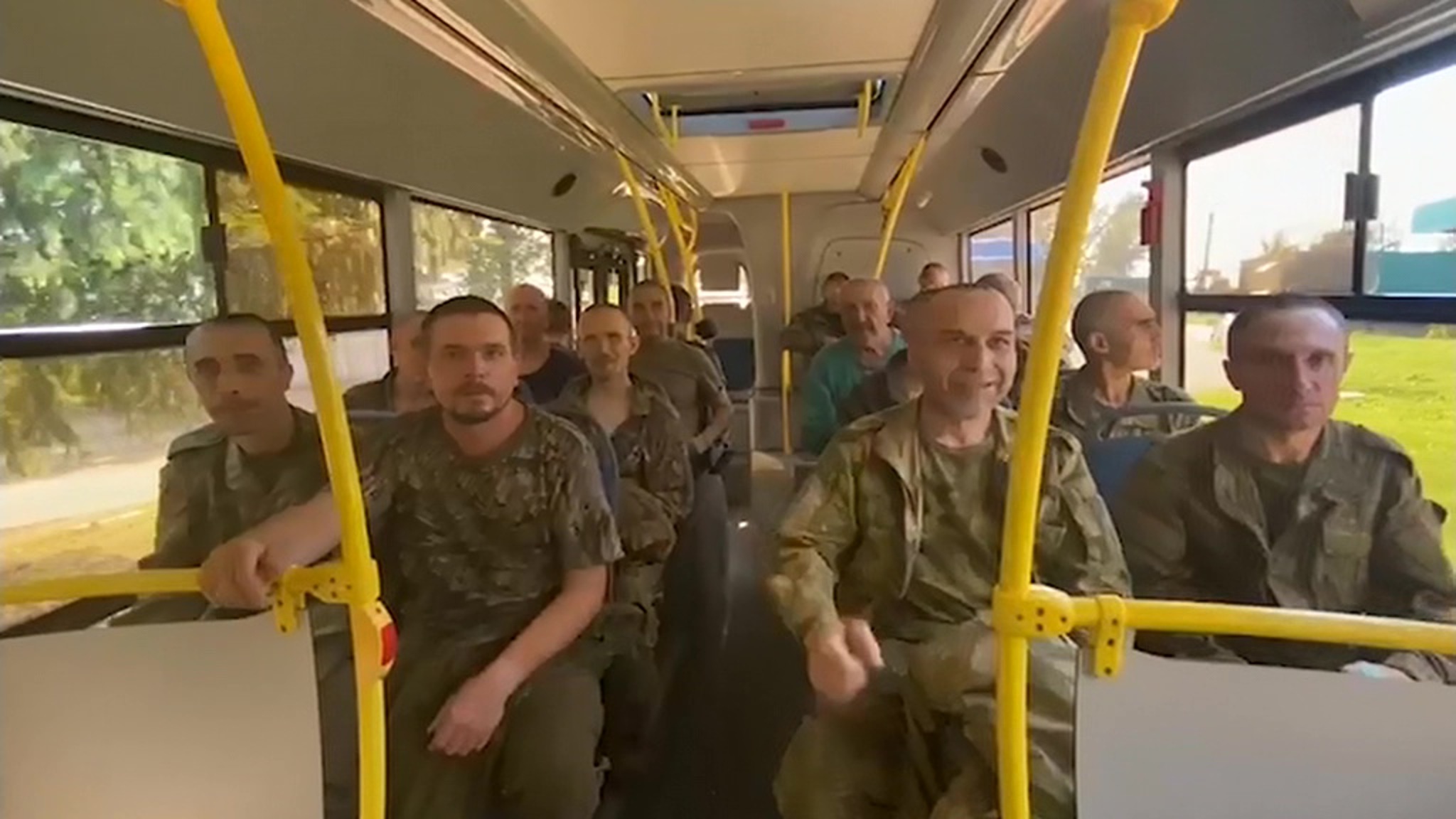 Освобожденных из украинского плена бойцов ждет встреча с родными