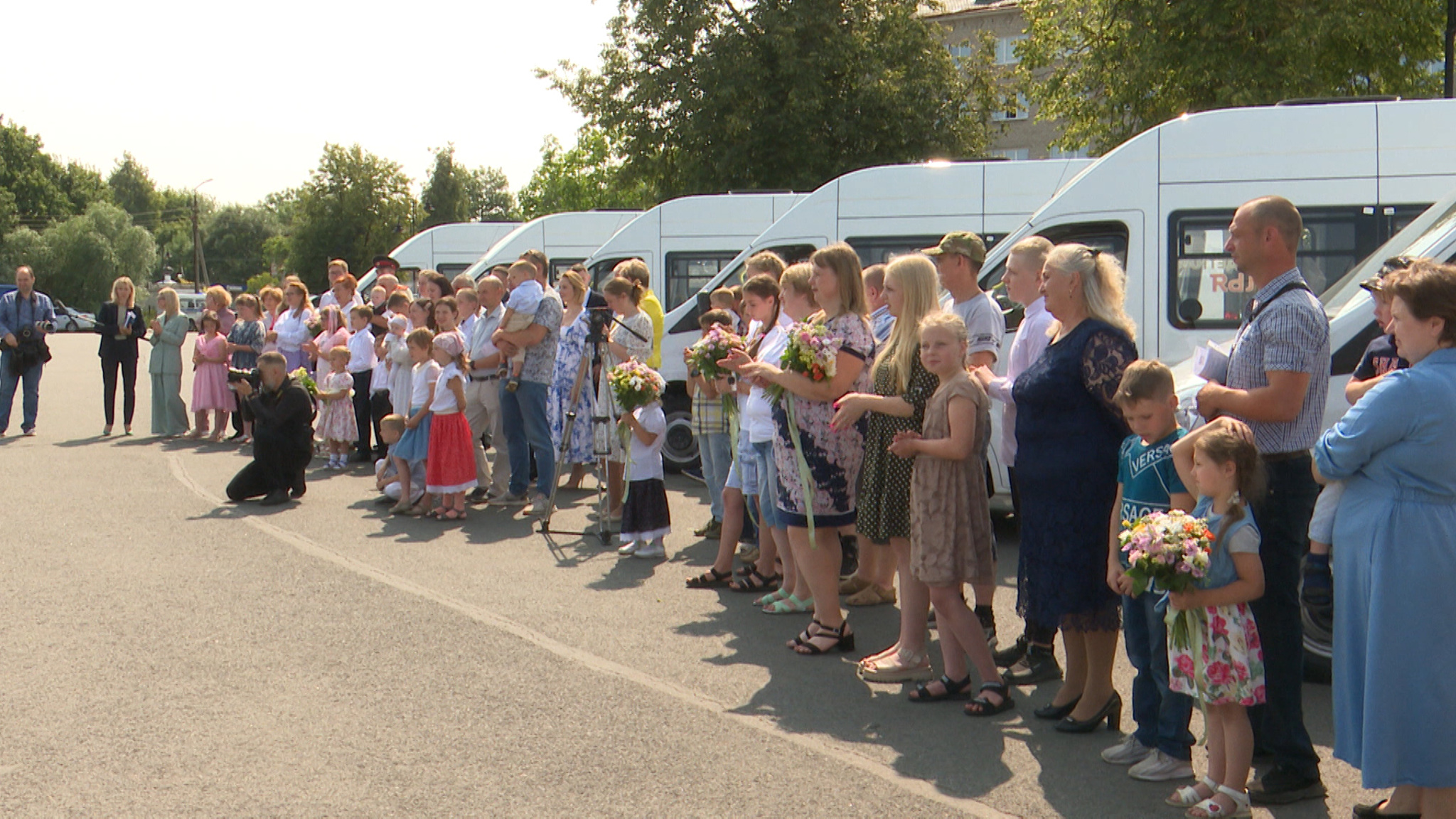 Новые автомобили получили 10 псковских многодетных семей за победу в конкурсе