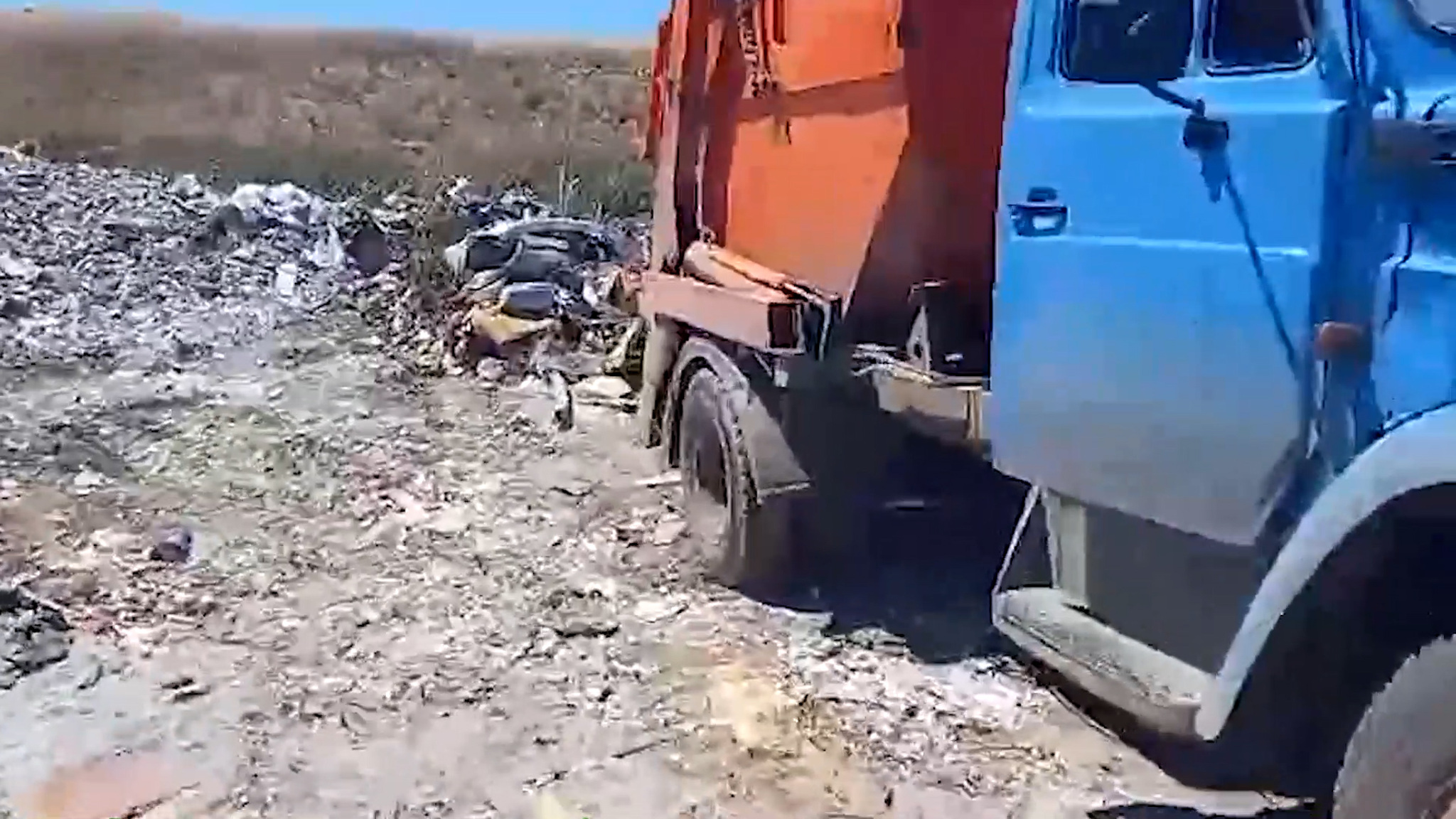 В Волгоградской области водитель самосвала устроил несанкционированную свалку
