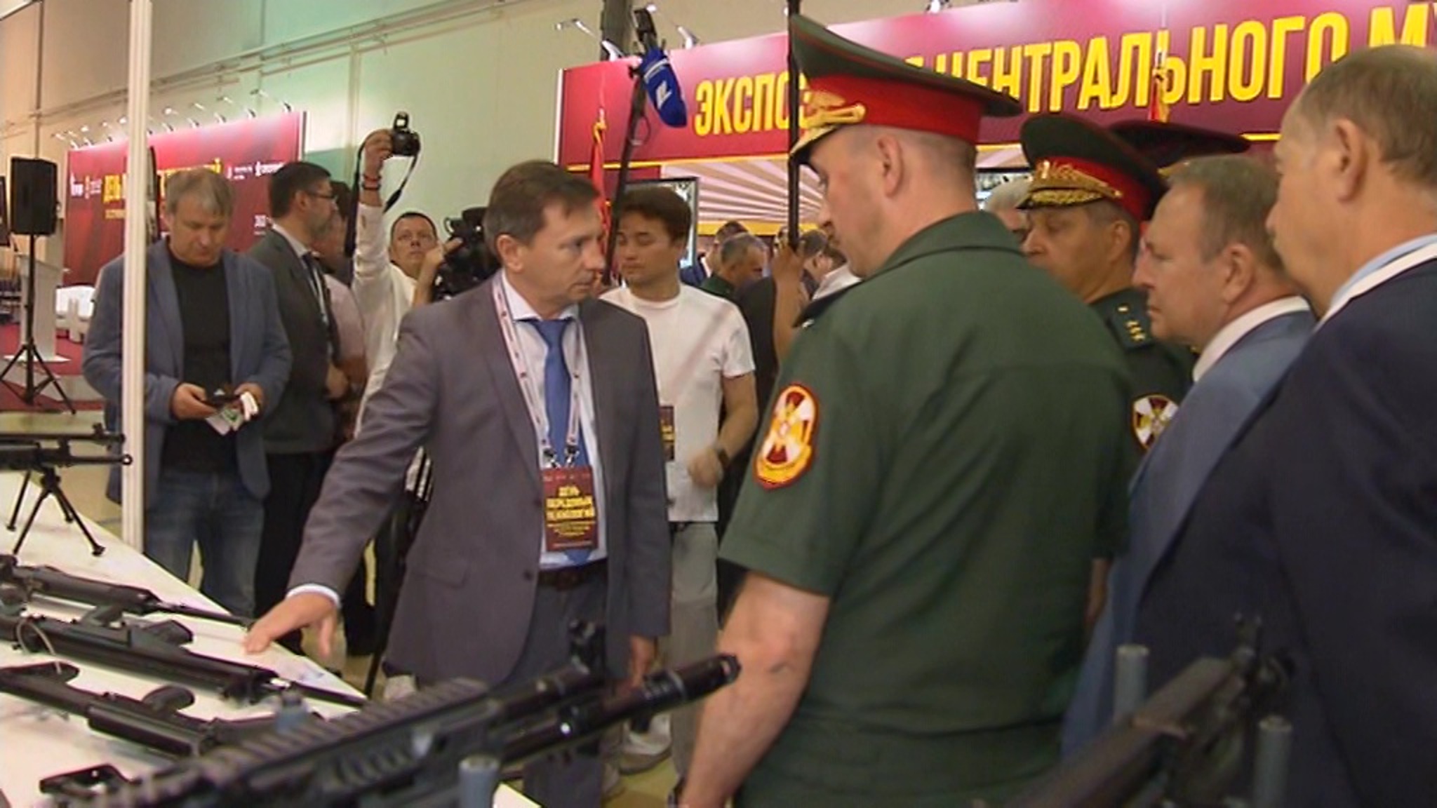 В Москве показали новые бронежилеты "Оберег" и комплексы РЭБ
