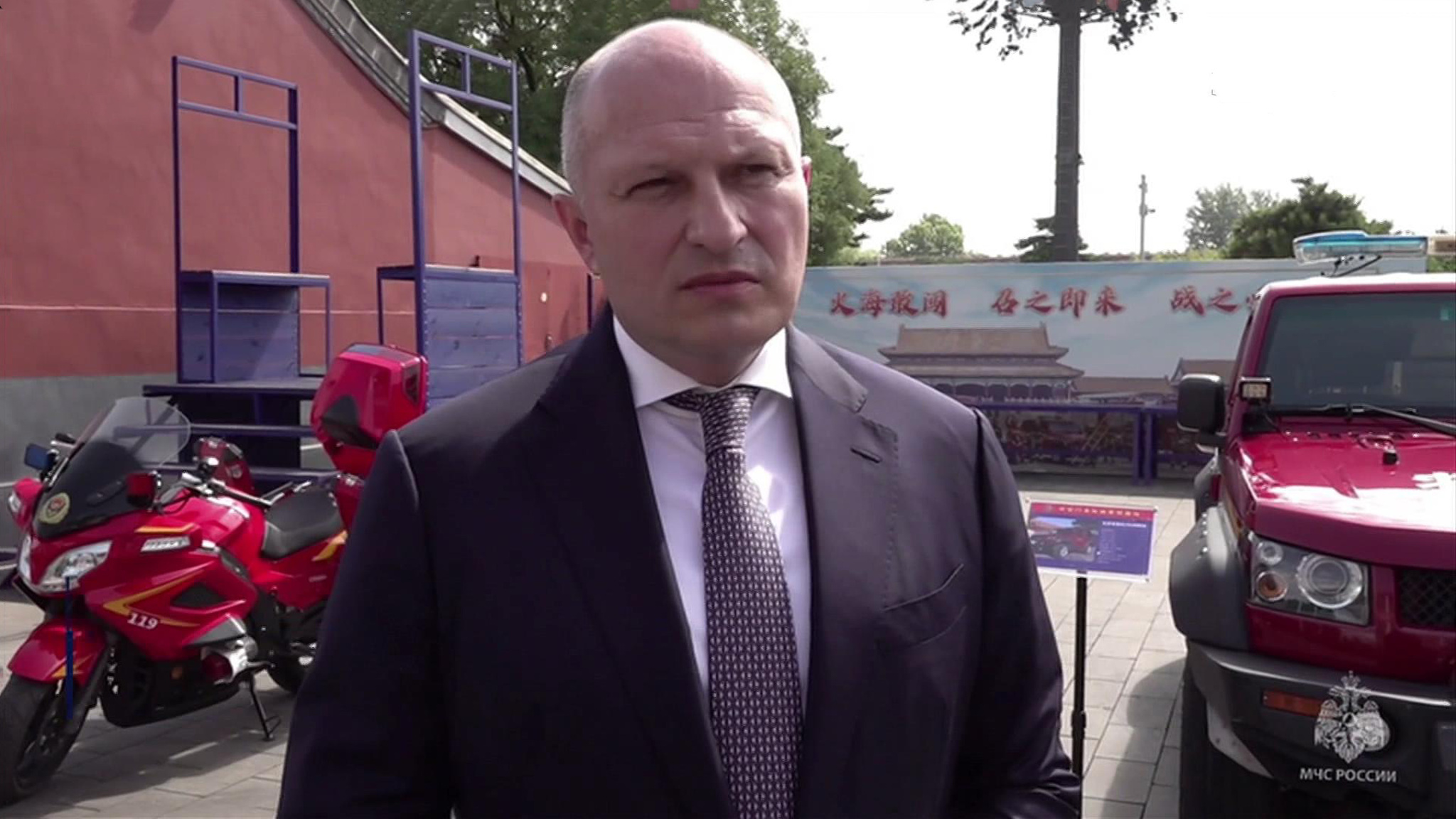 Китайские спасатели показали главе МЧС РФ, на что способны