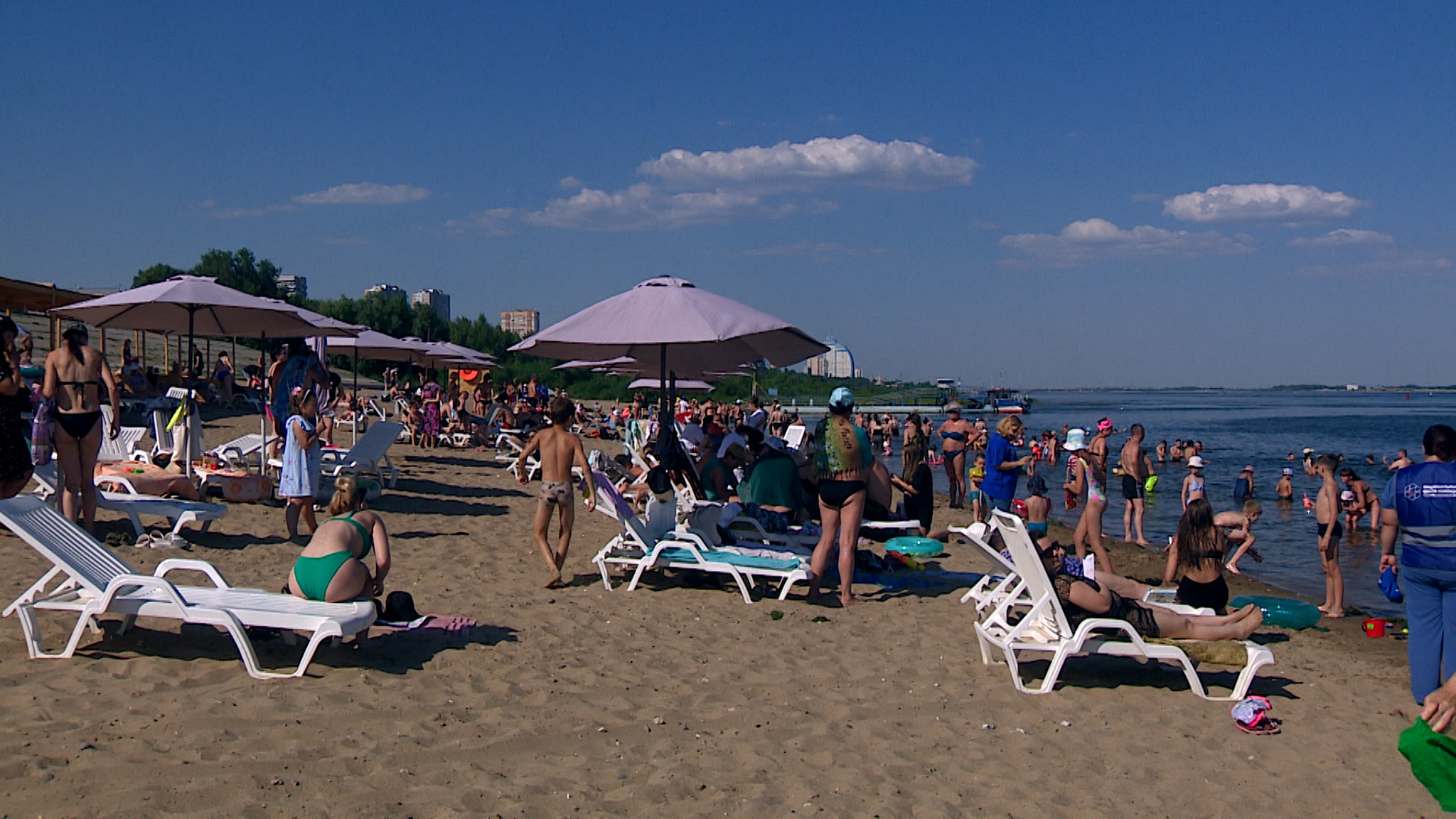 Жители и гости города на Волге жалуются на нехватку благоустроенных мест для купания