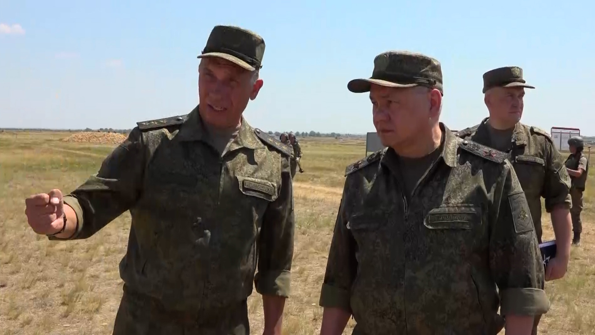 Шойгу проверил подготовку военных из новых подразделений в ЮВО