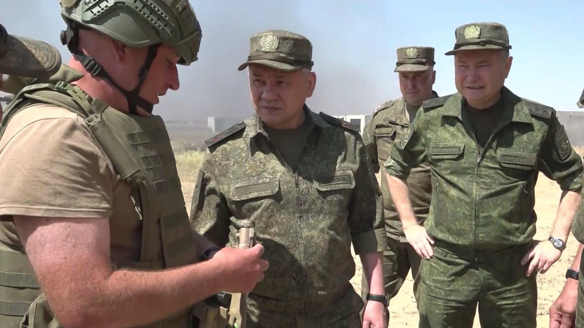 Шойгу лично проверил, как готовят контрактников