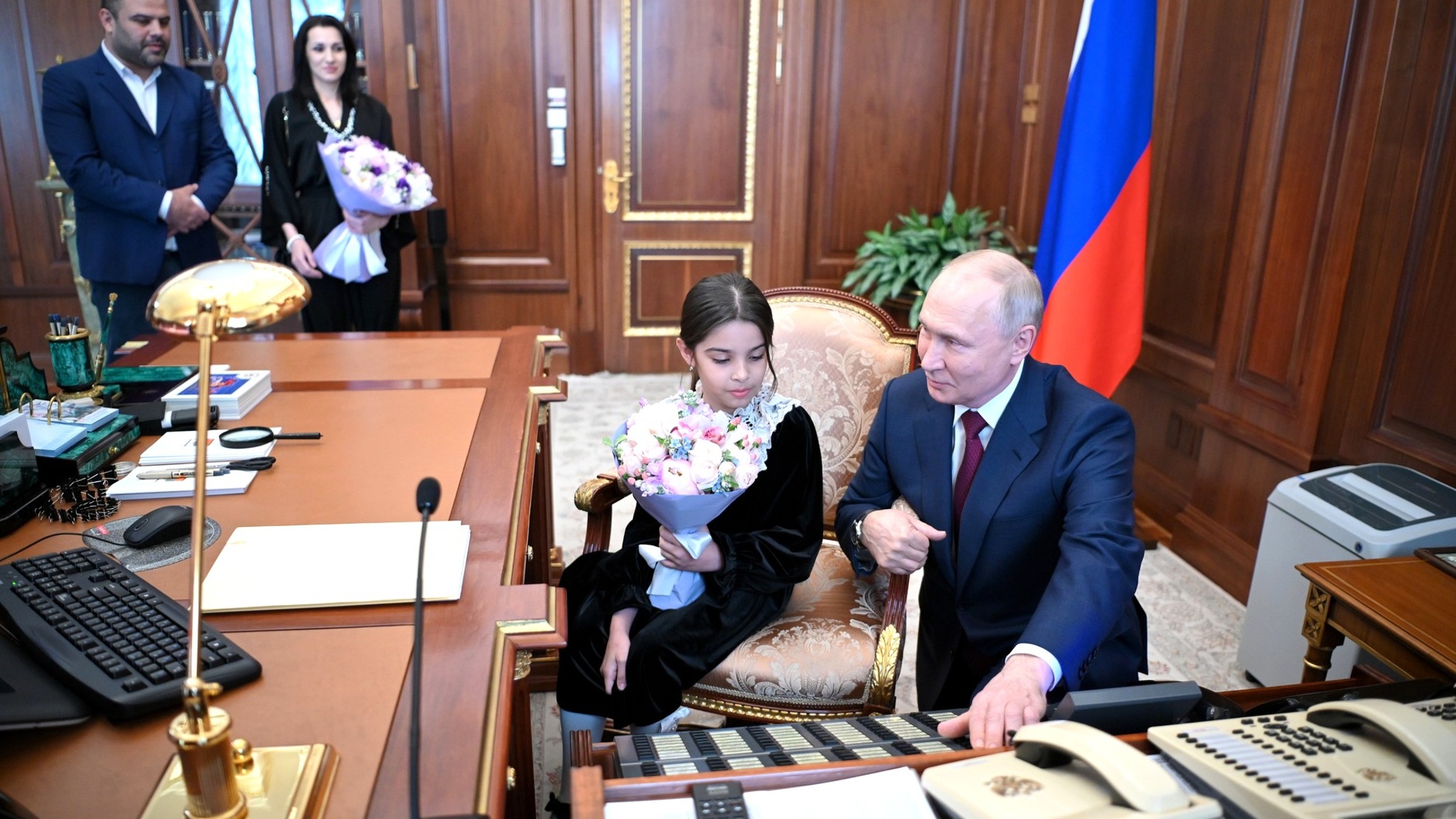 Гостью из Дербента президент встретил с цветами