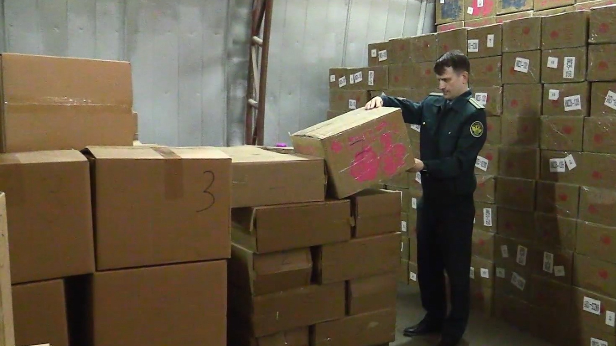 В Волгоградской области задержали 16 тонн контрафактных товаров из Казахстана
