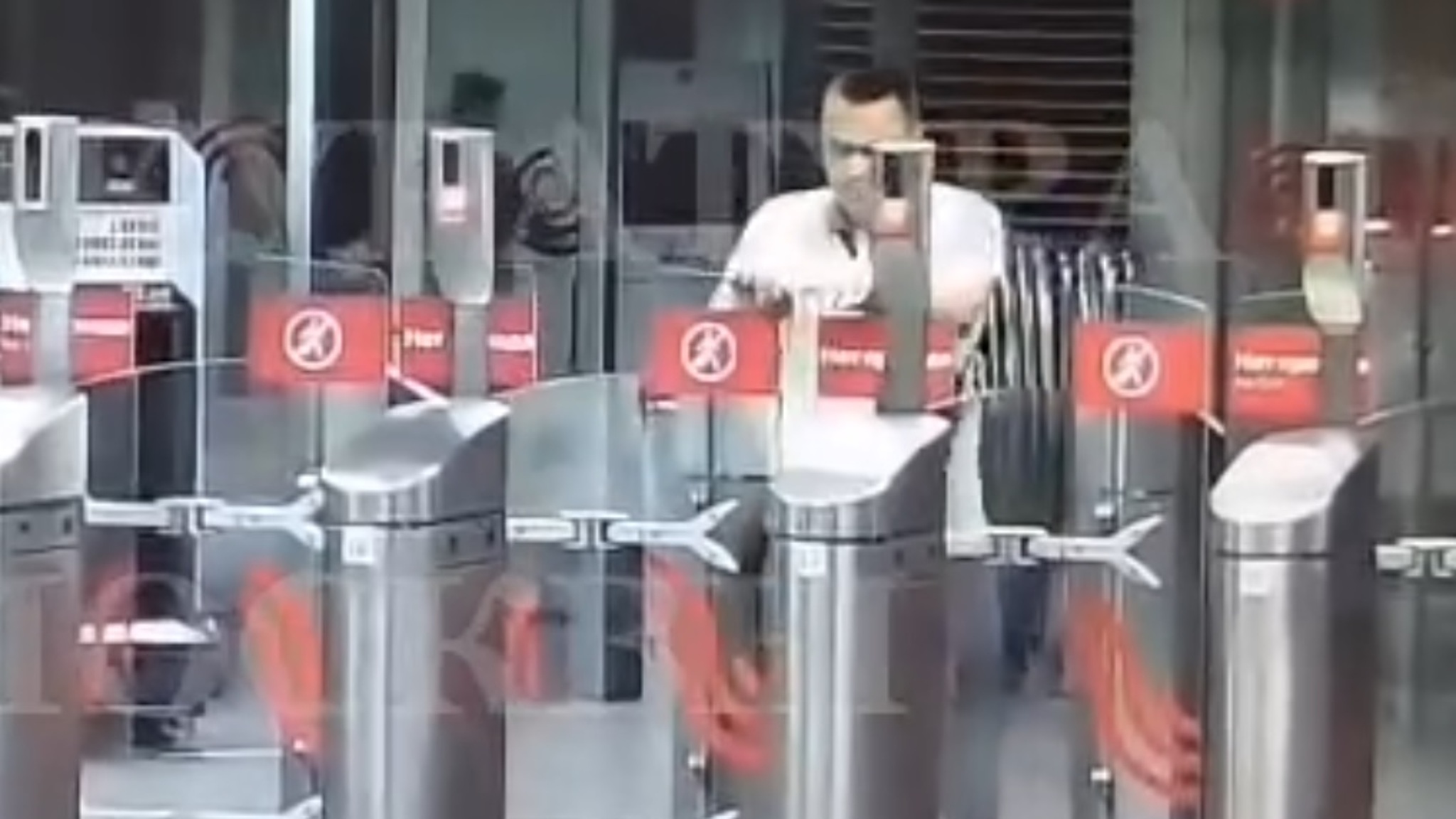 Нападение на турникет в столичном метро попало на видео