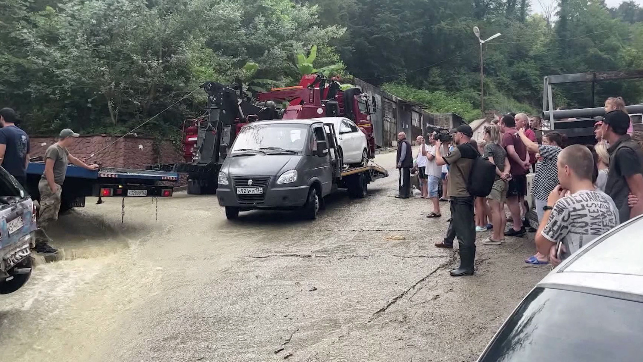 В Сочи воды по колено, в Абхазии плавают холодильники