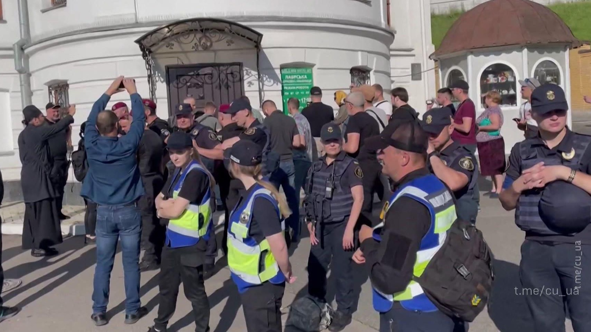 Полиция Украины заблокировала доступ к двум корпусам Киево-Печерской лавры