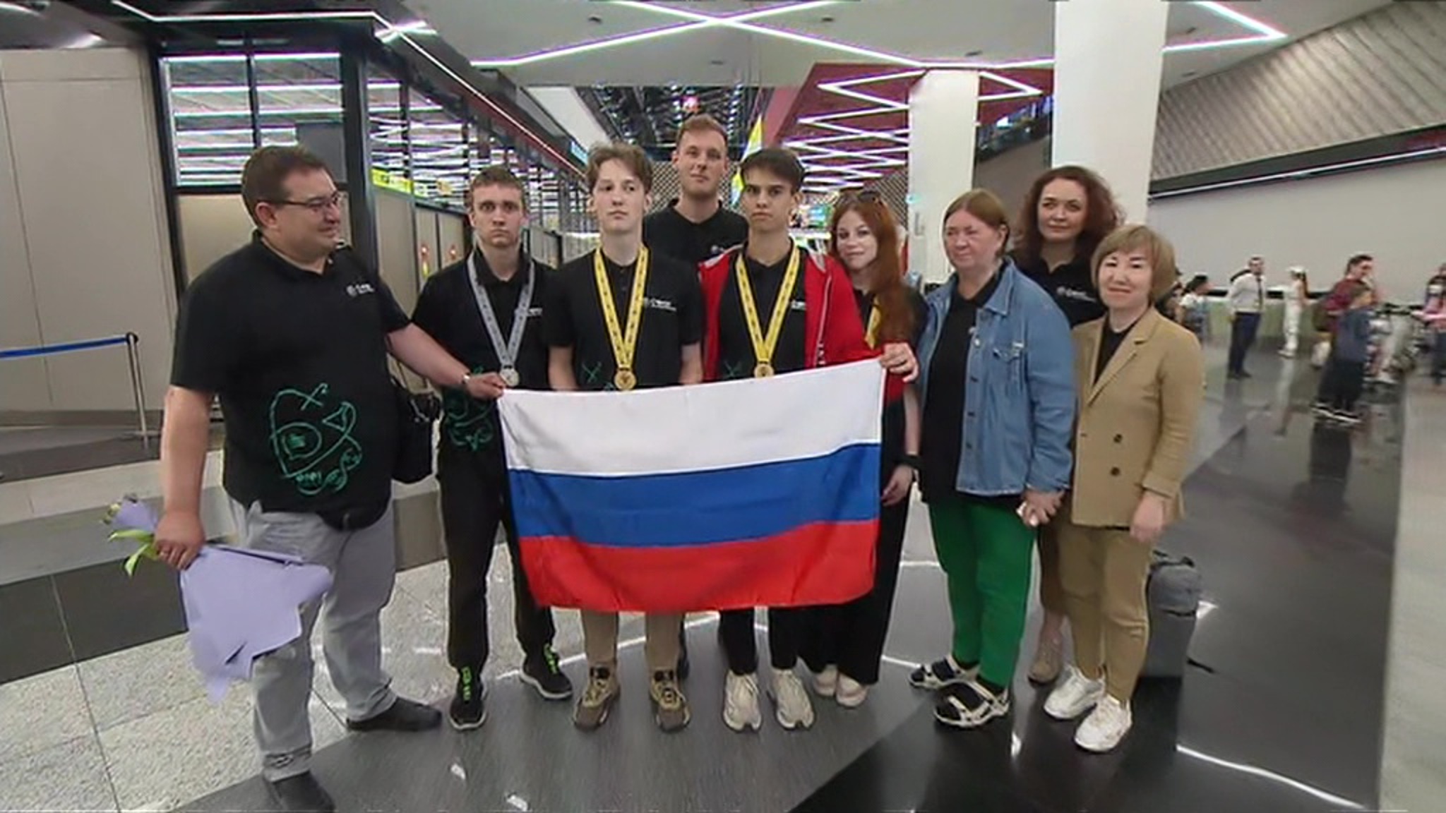 Школьники, победившие на биологической олимпиаде в ОАЭ, вернулись в Москву