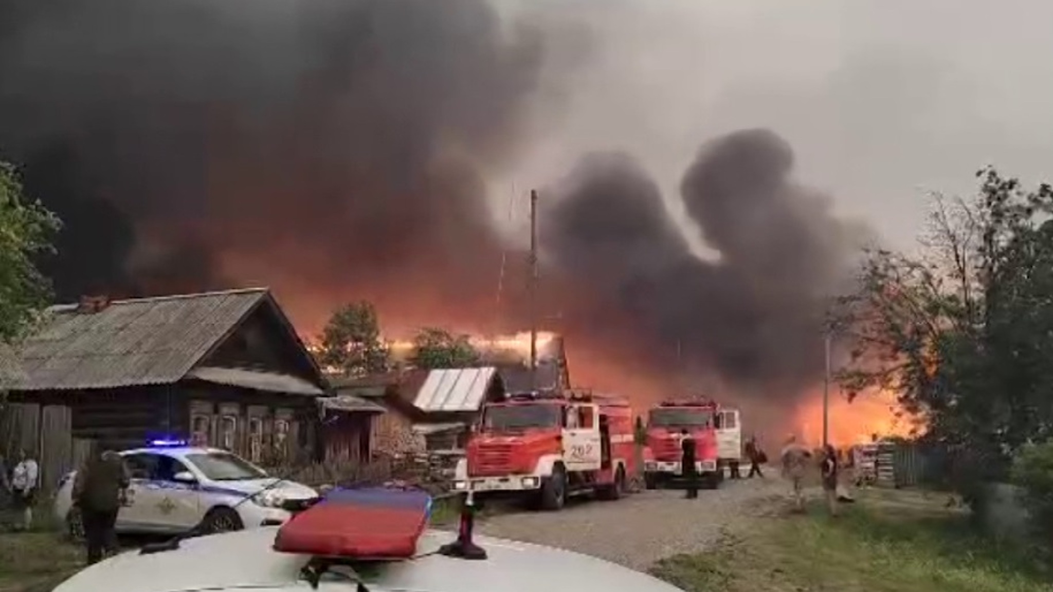 Сотрудники МЧС борются с огнем возле села Шайдуриха в Невьянском районе