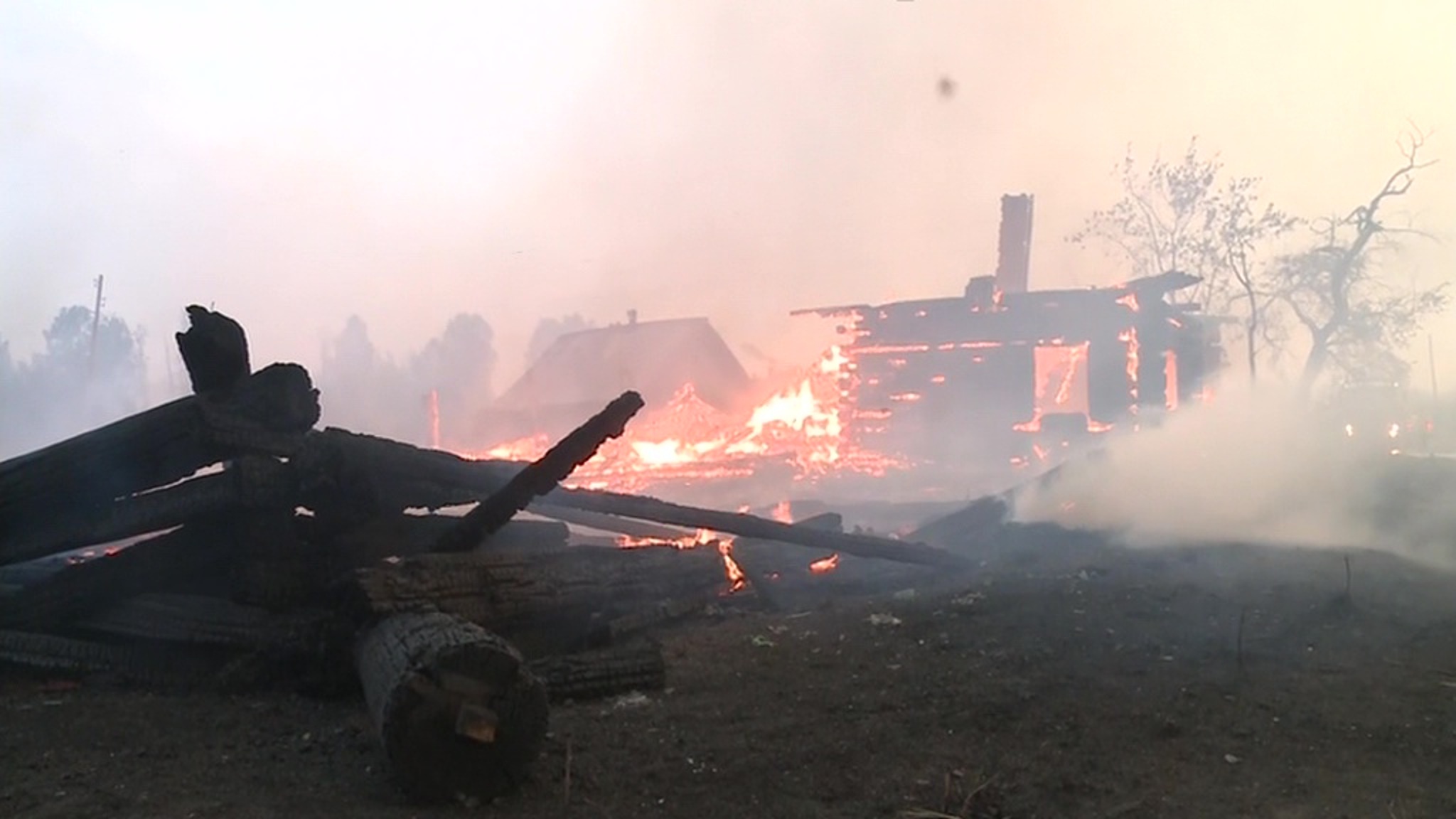 В Свердловской области спасатели пытаются остановить пожар у села Шайдуриха