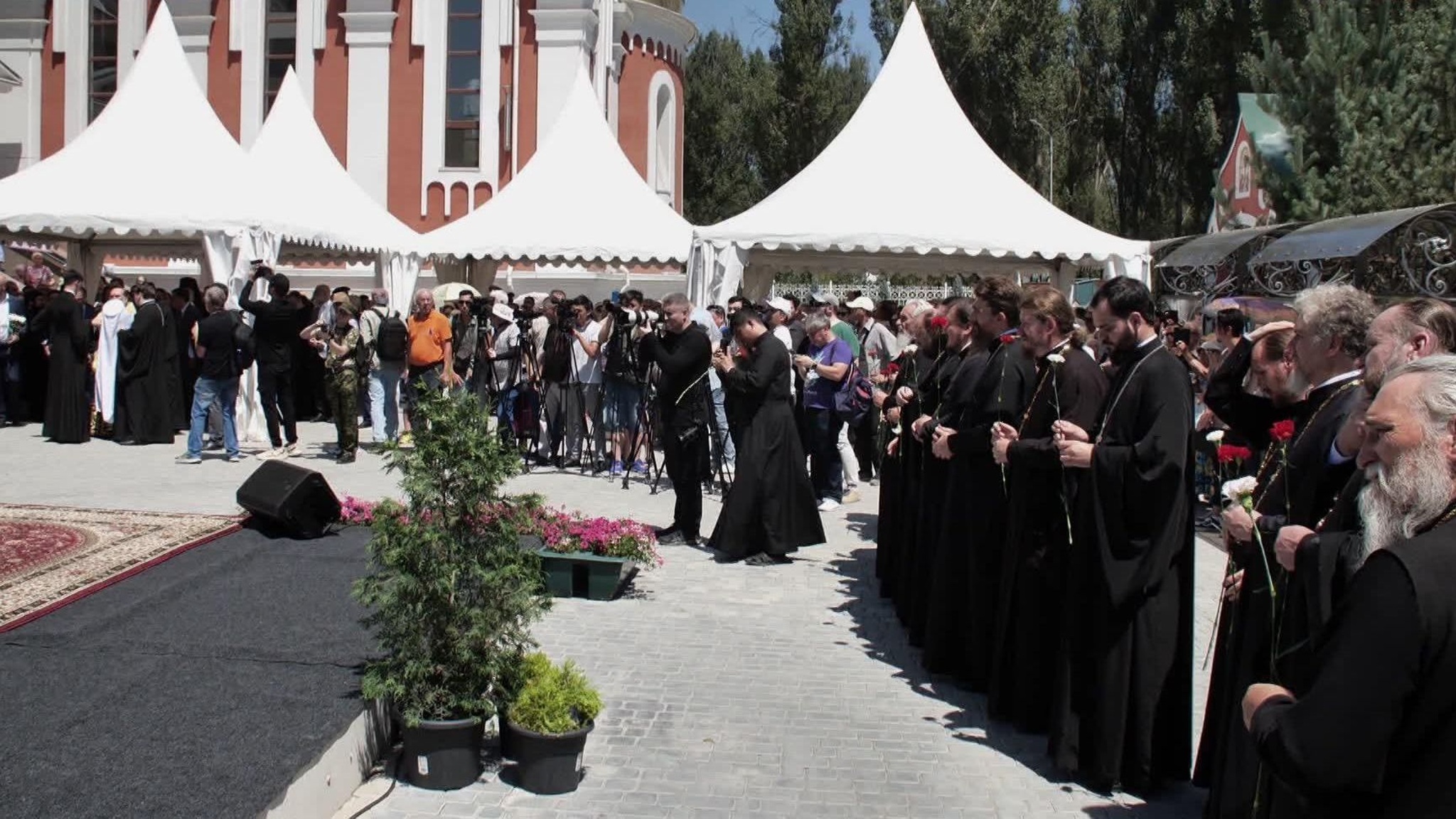 Памятник Александру Невскому установили в Алма-Ате