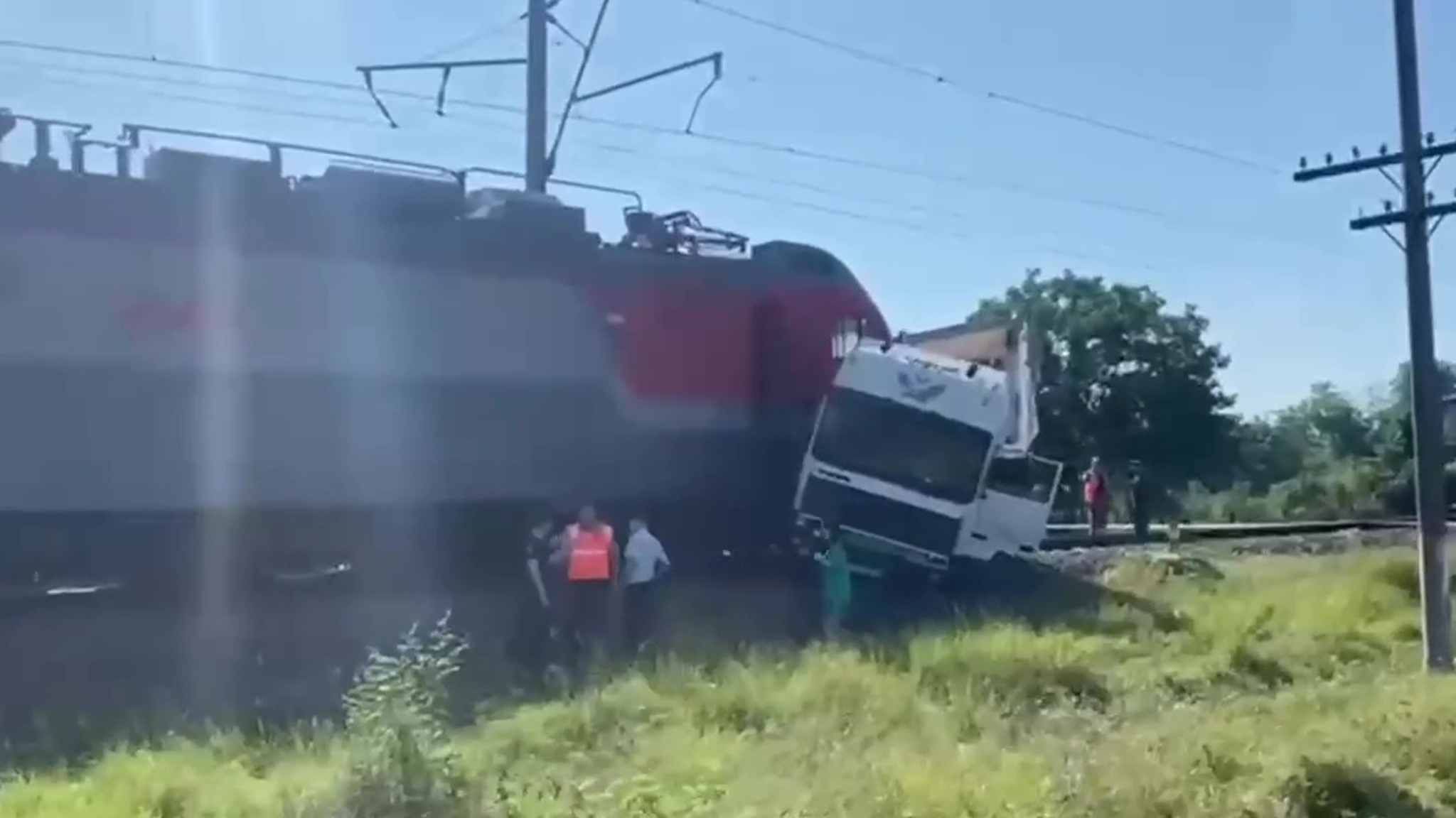 Место столкновения поезда и фуры в Северной Осетии сняли на видео
