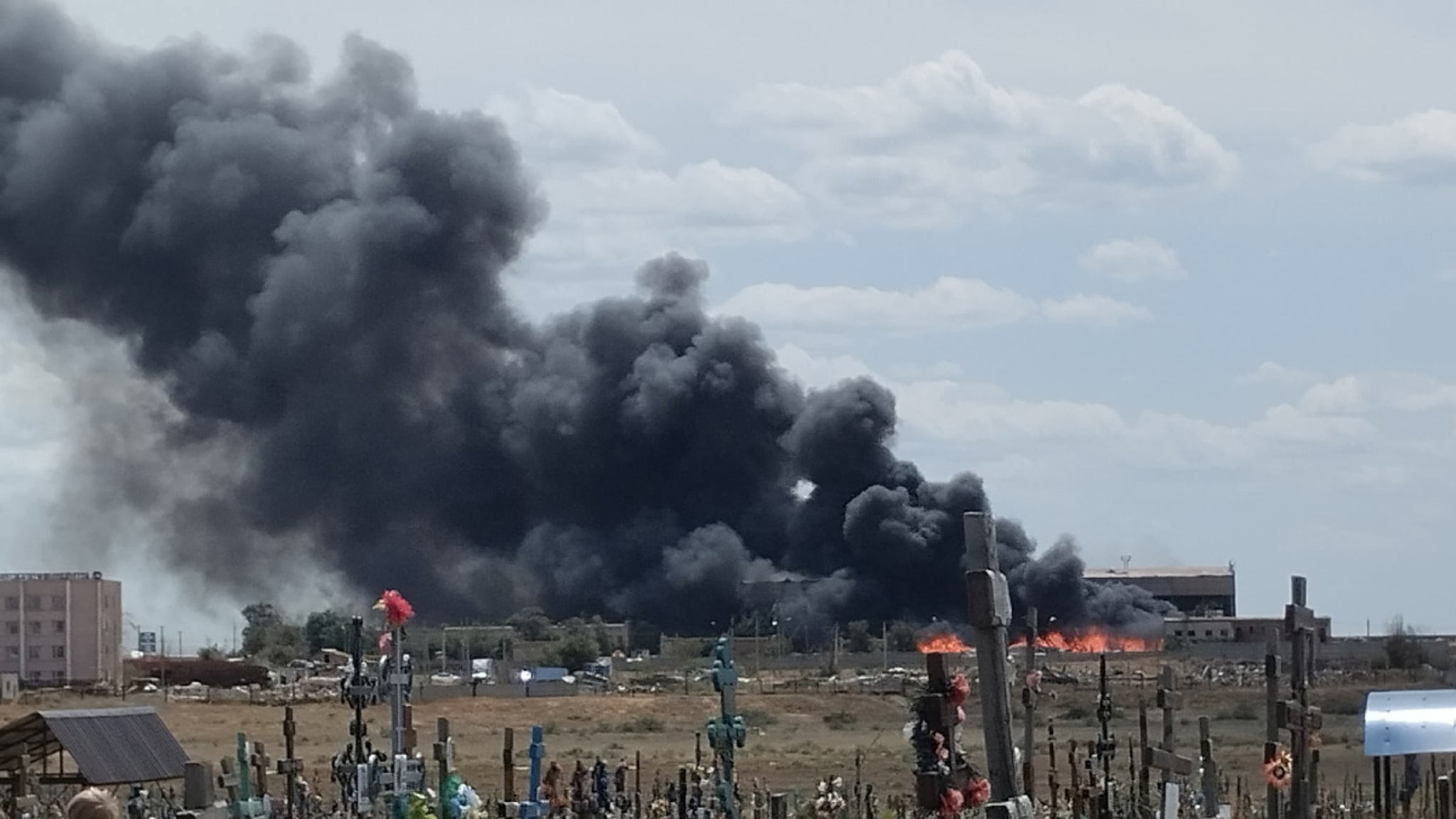 Очевидцы сняли кадры крупного пожара на свалке под Астраханью