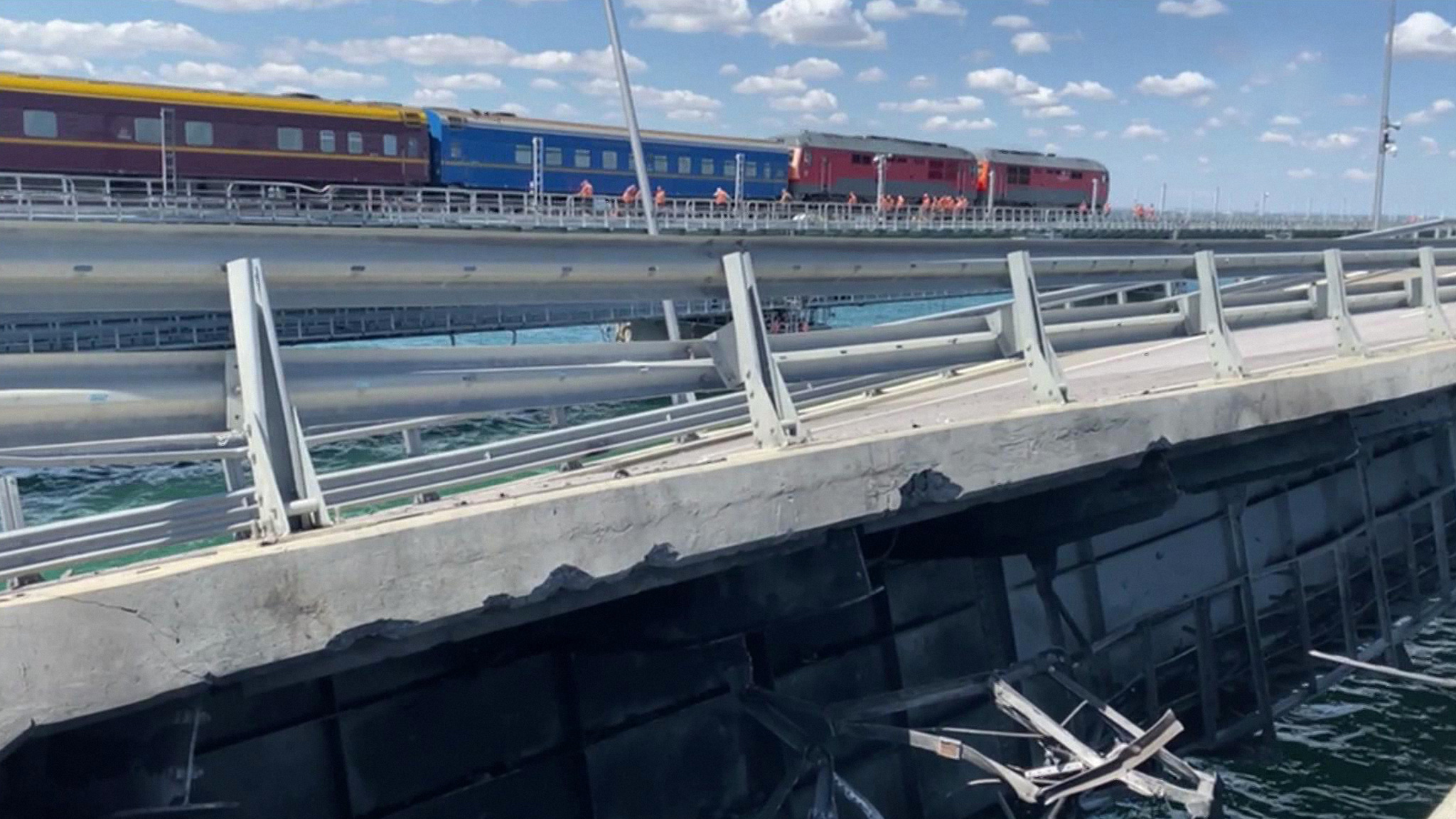На Крымском мосту ликвидируют последствия теракта