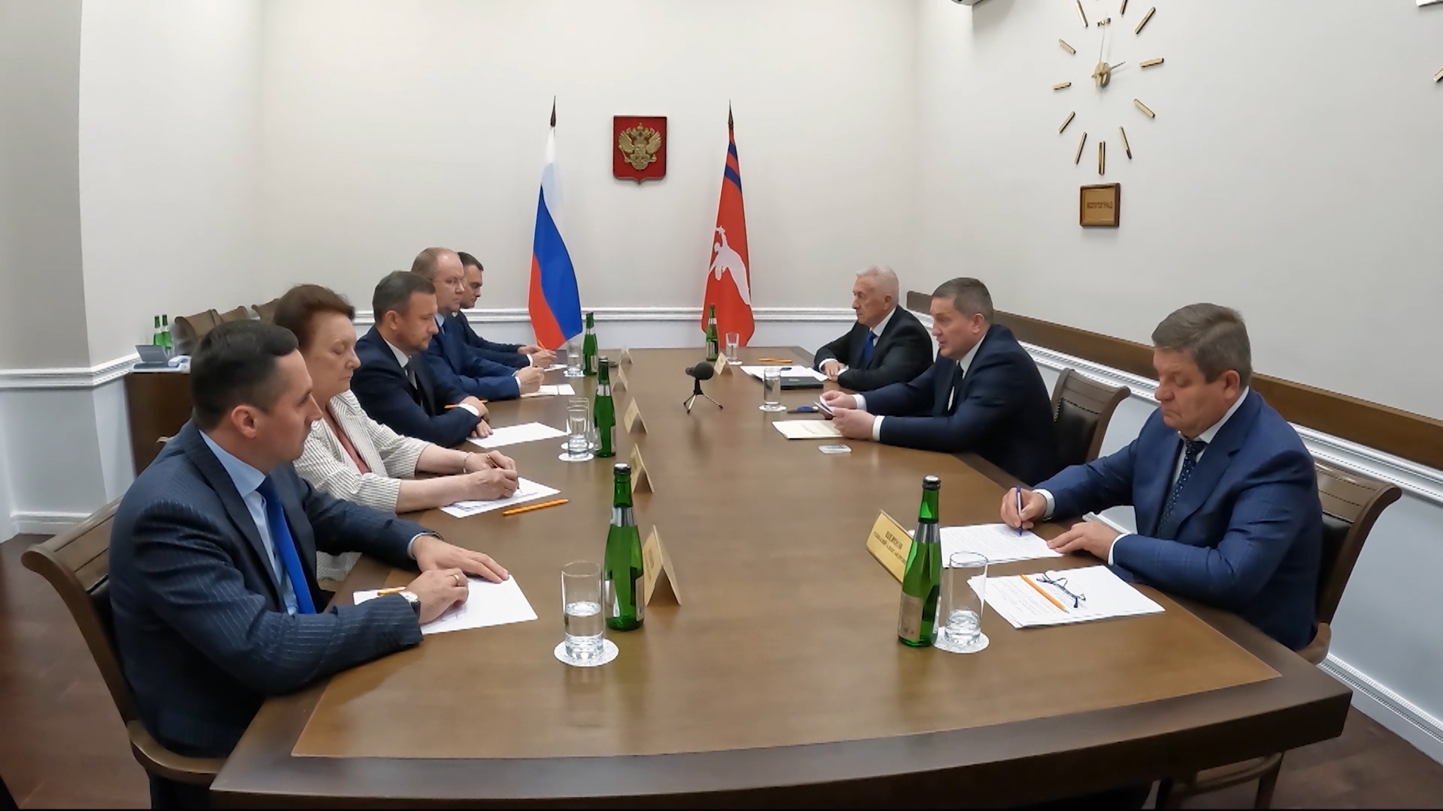 Губернатор Волгоградской области обсудил с представителями парламентских партий развитие региона
