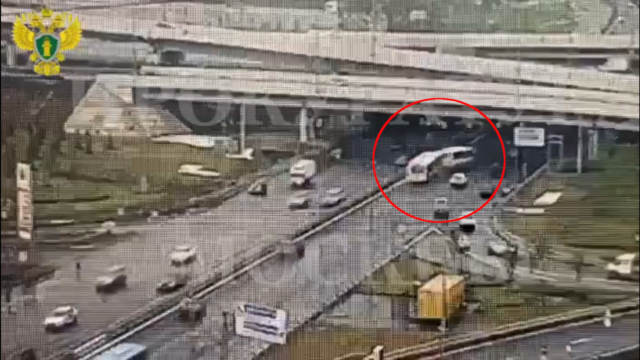 Момент столкновения двух автобусов на МКАД сняла камера