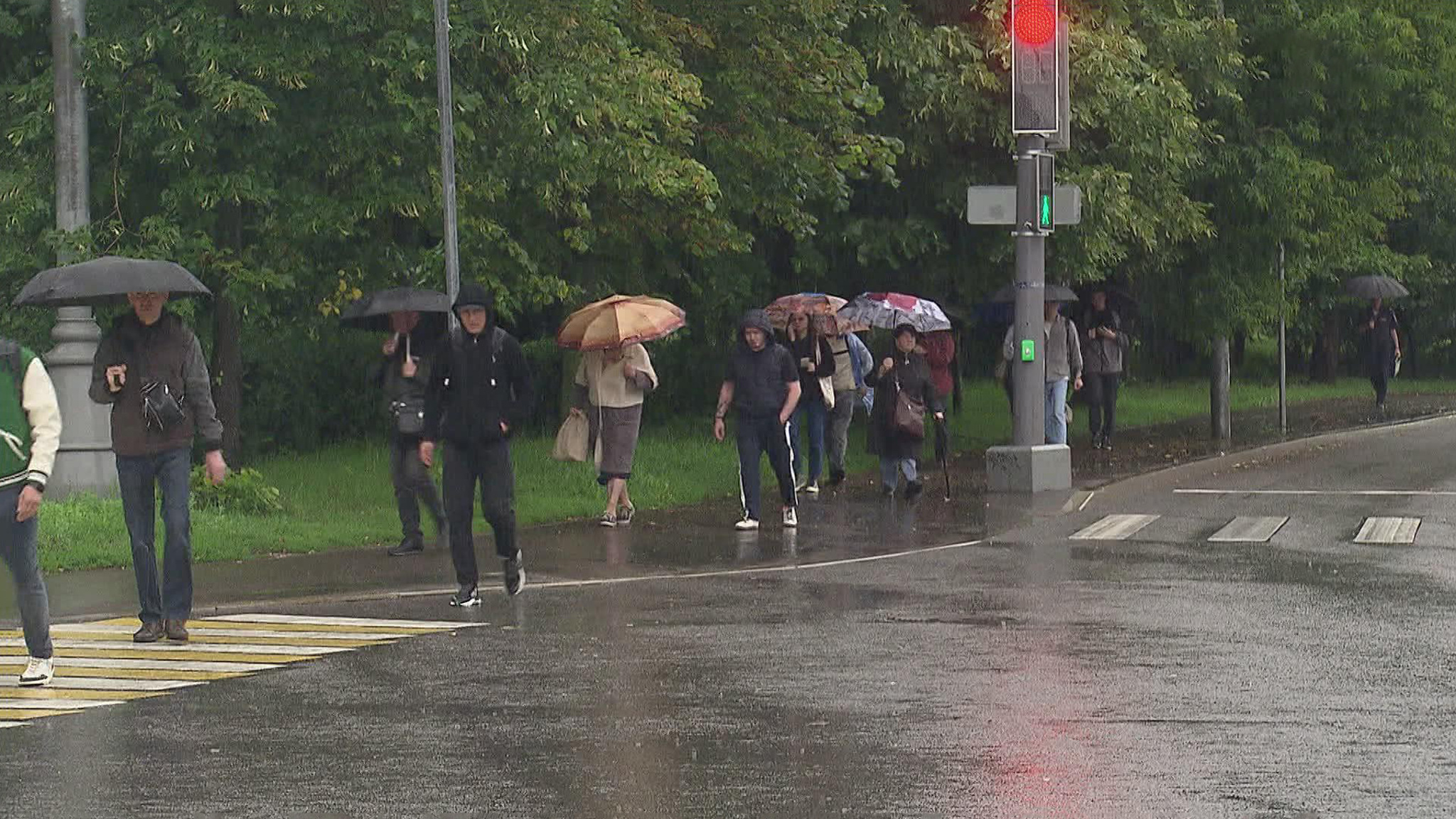 В Москве устраняют последствия сильного ливня