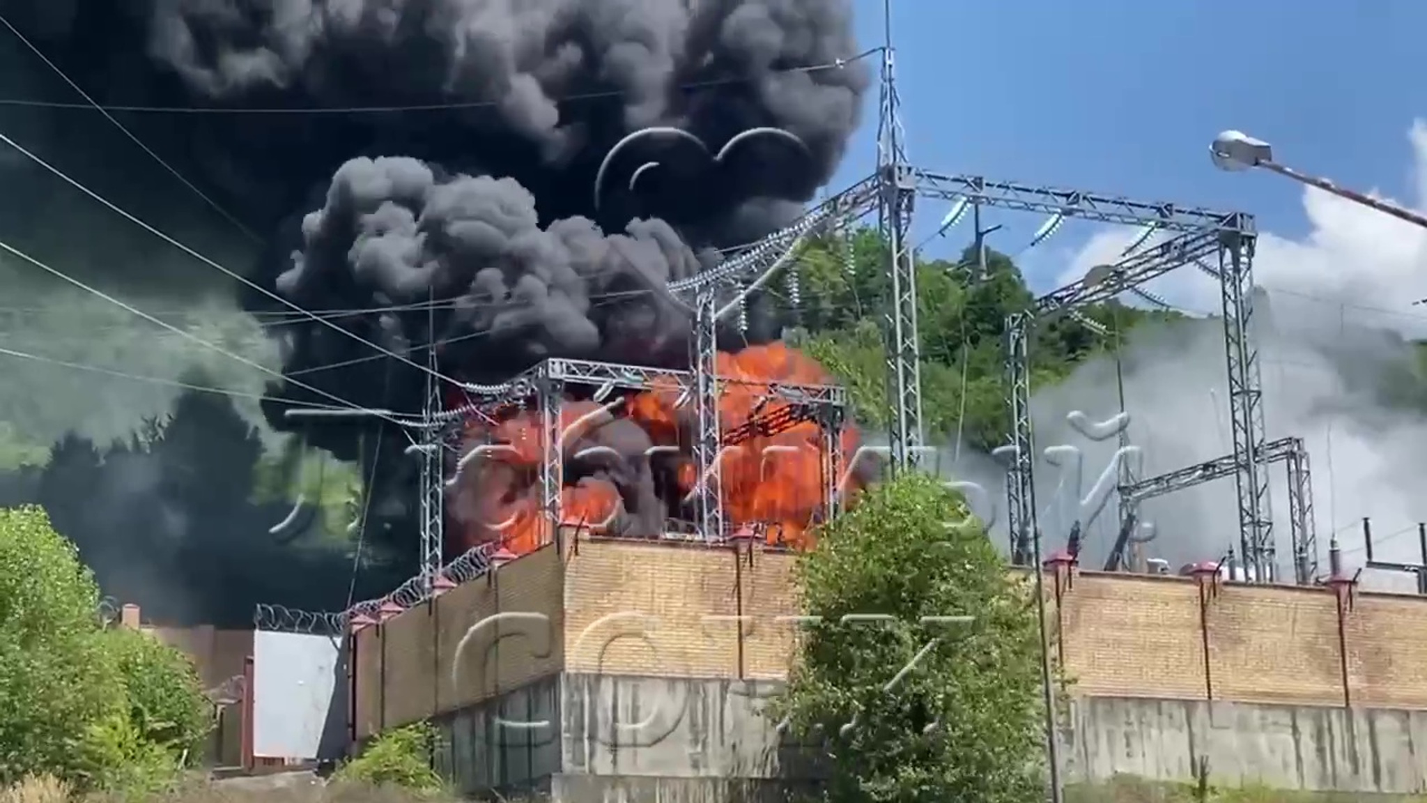 Горящую электроподстанцию в Сочи сняли на видео