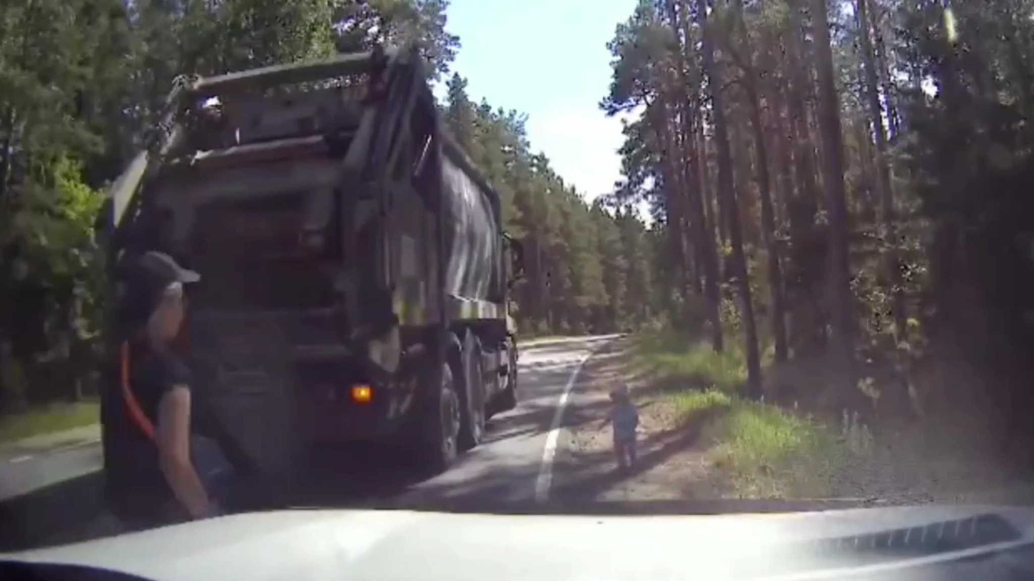 Годовалого ребенка нашли на обочине дороги в Ленобласти