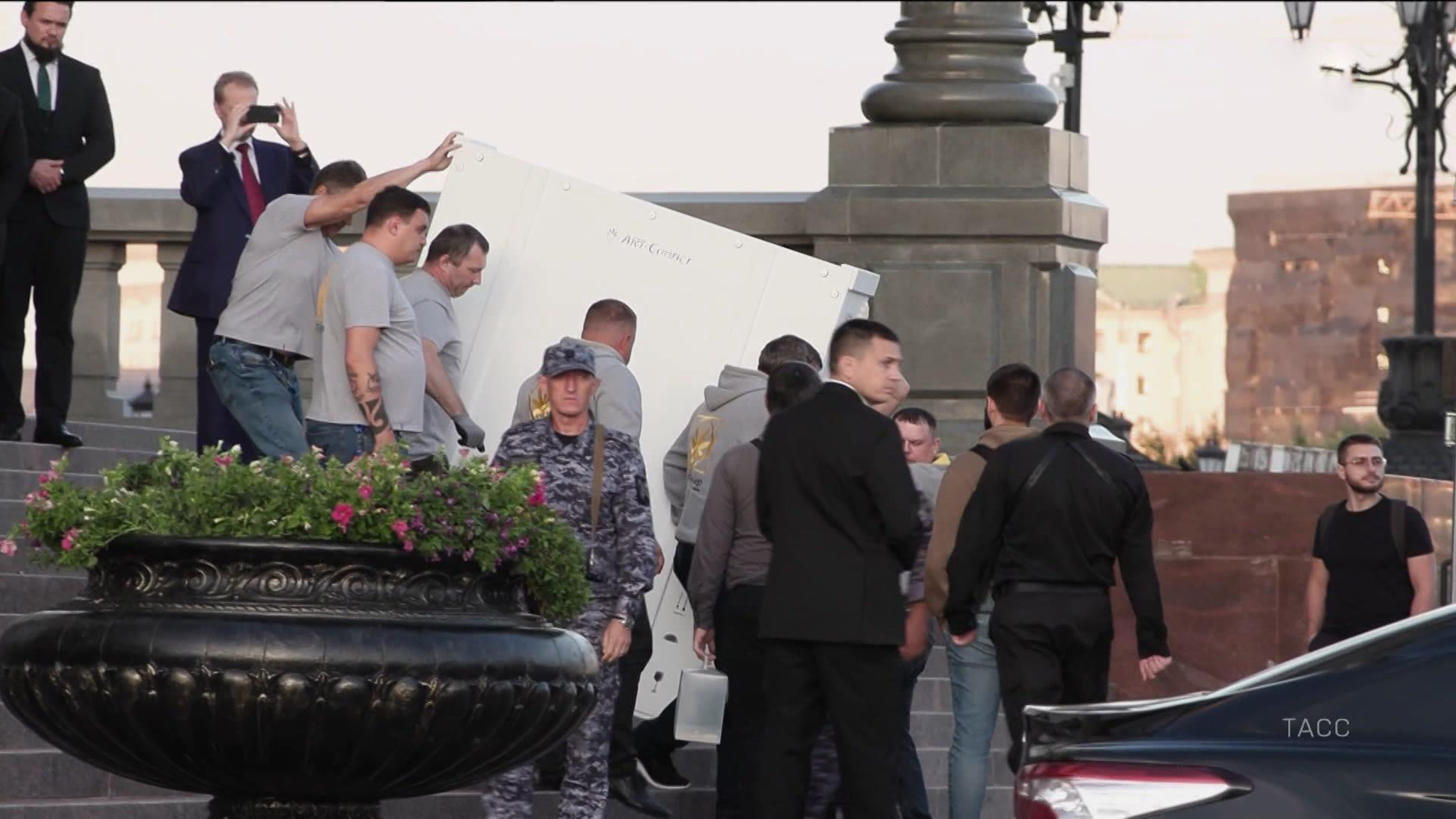 "Святую Троицу" Рублёва перевезли в Научно-реставрационный центр Грабаря