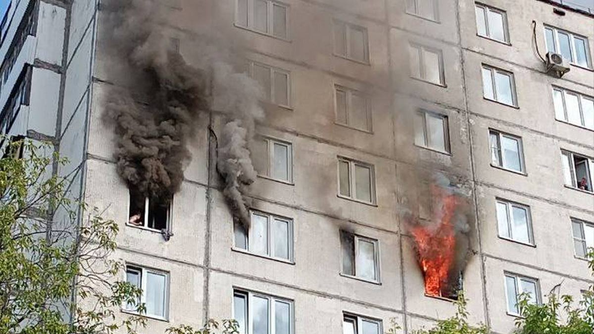 Пожарные под аплодисменты спасли москвича из горящей квартиры