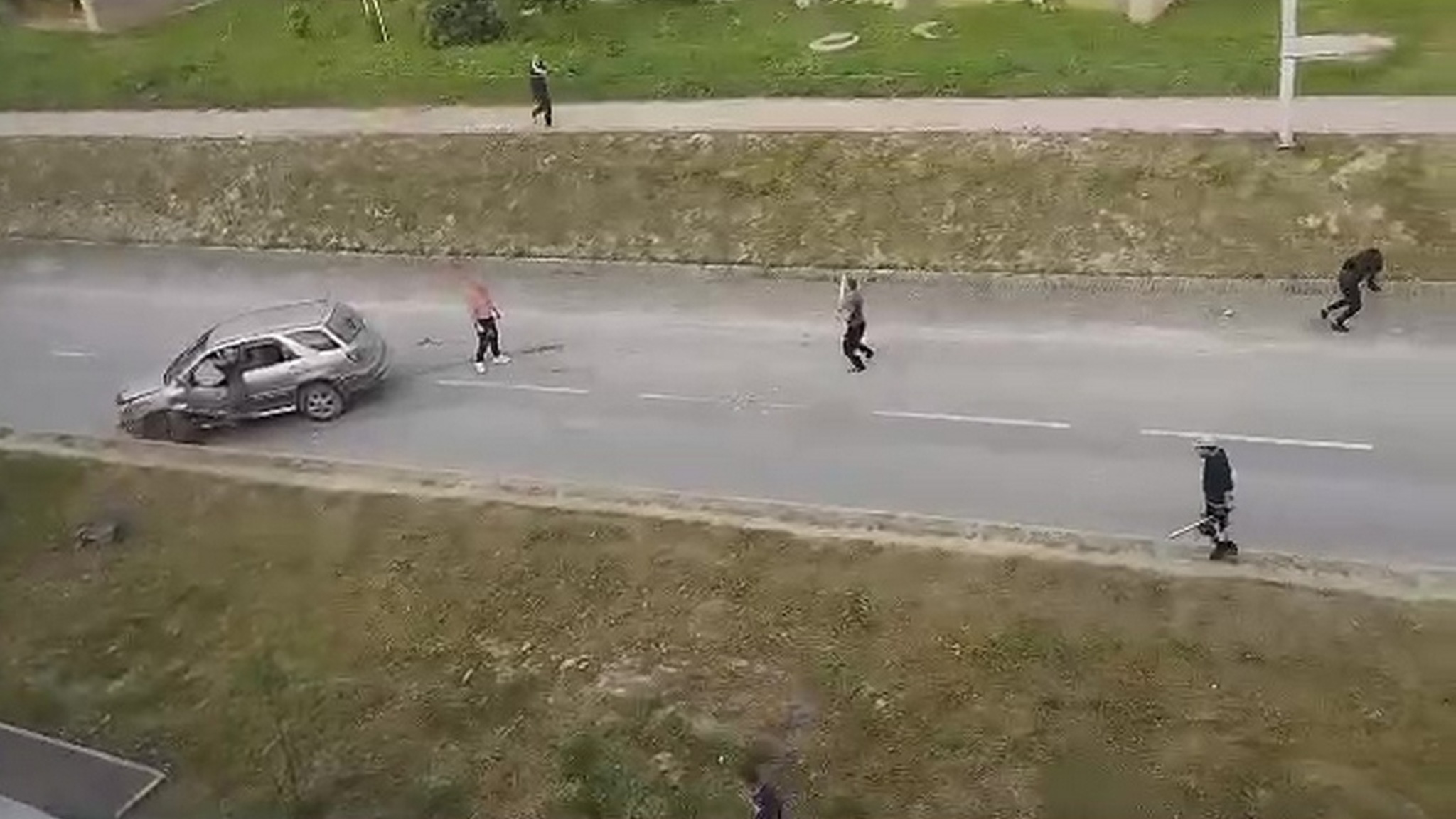 Массовую драку со стрельбой в Долинске сняли на видео