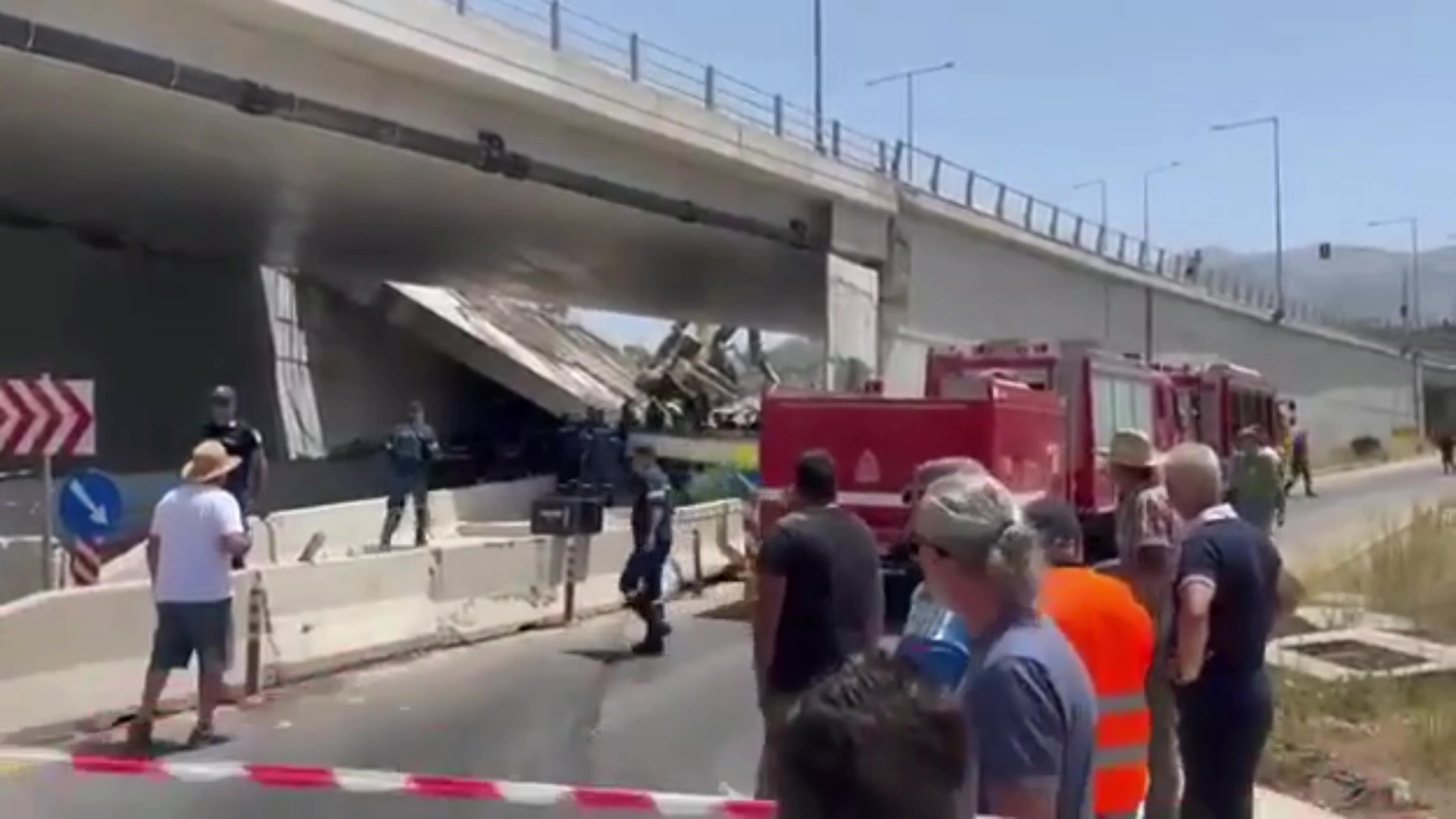 Обрушившийся в Патрах мост сняли на видео