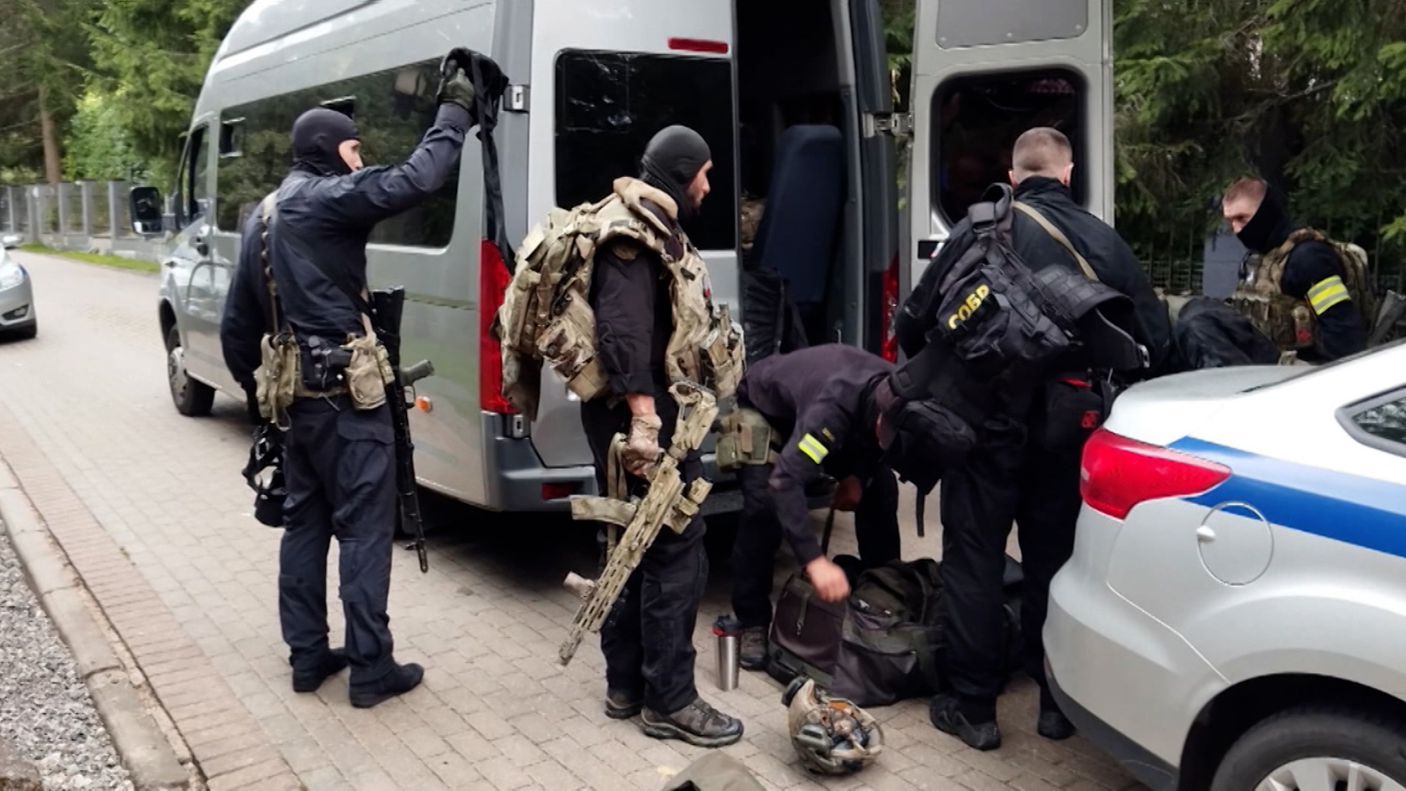 Вооруженный мужчина вломился в коттедж и отстреливался до последнего