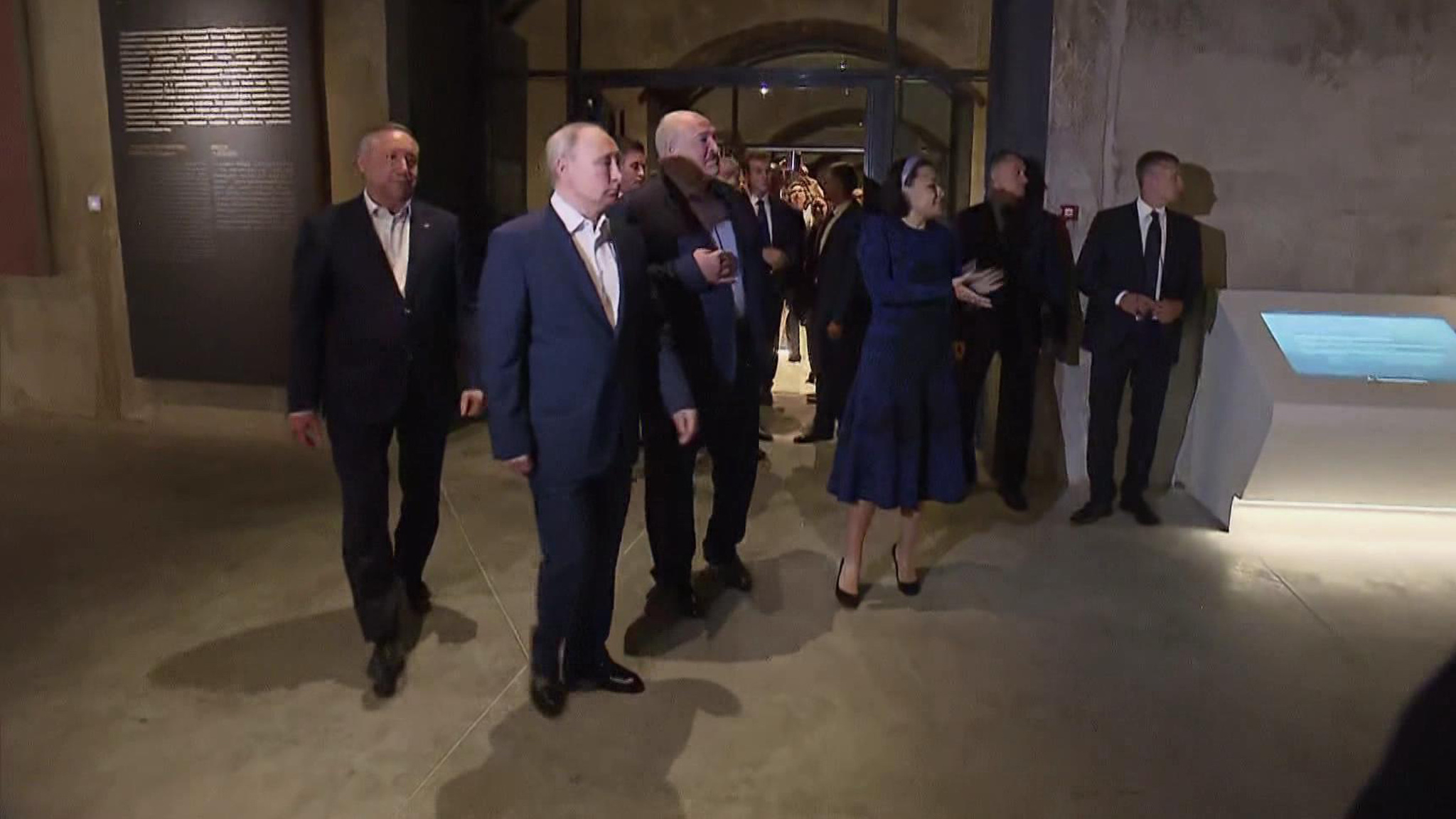Путин и Лукашенко осмотрели Музей военно-морской славы в Кронштадте