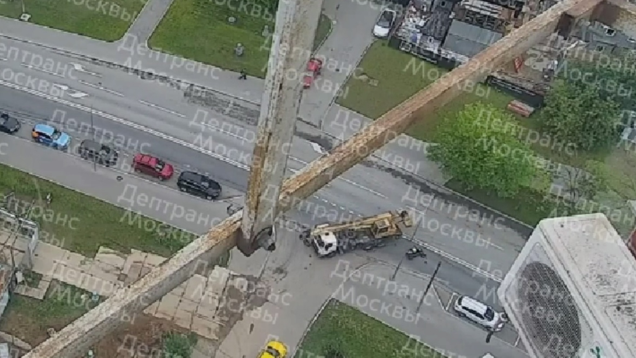 Наезд на курьера в Москве попал на видео