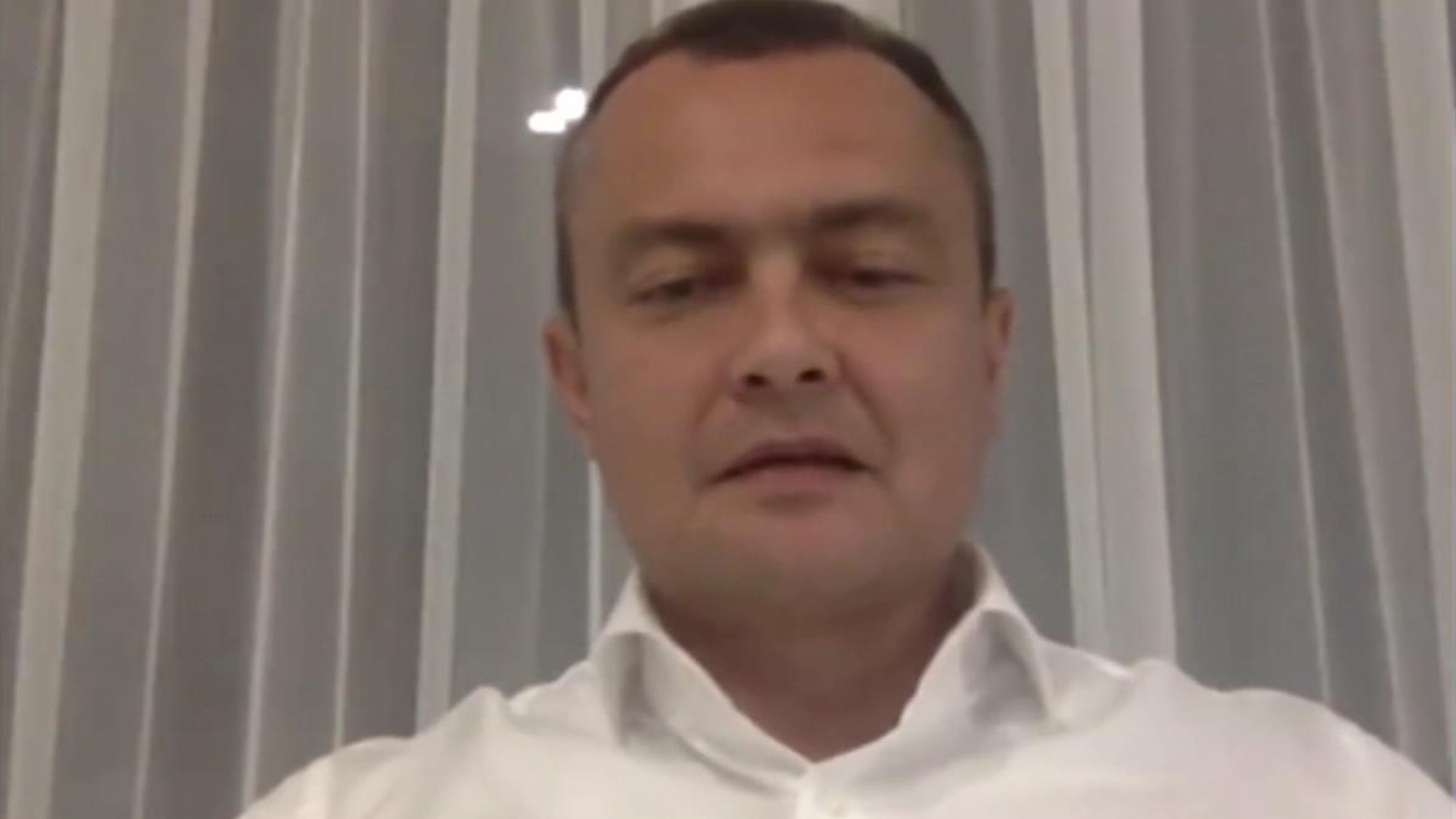 "Слуга народа" фронту предпочел Мальдивы