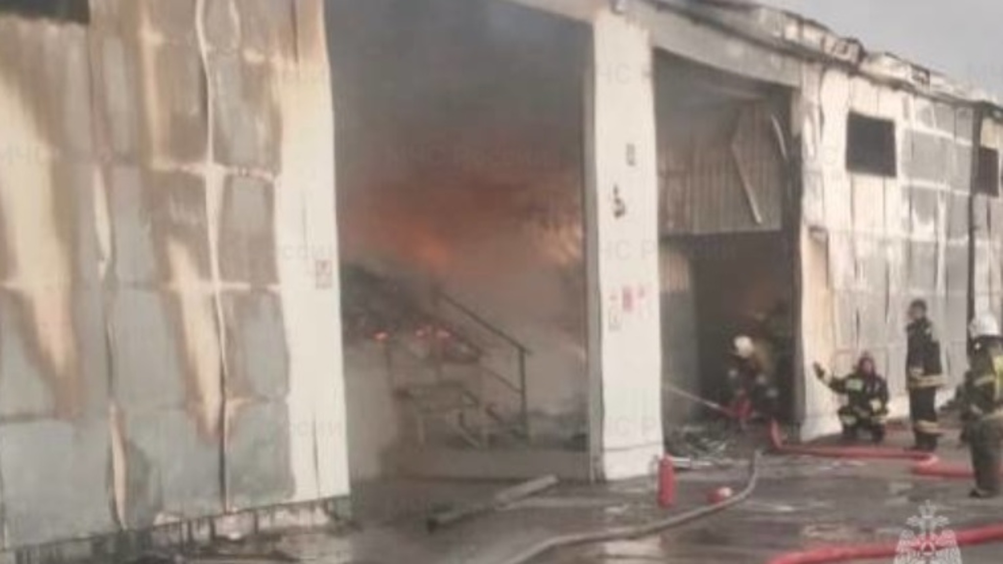 МЧС показало кадры крупного пожара на кубанском винзаводе