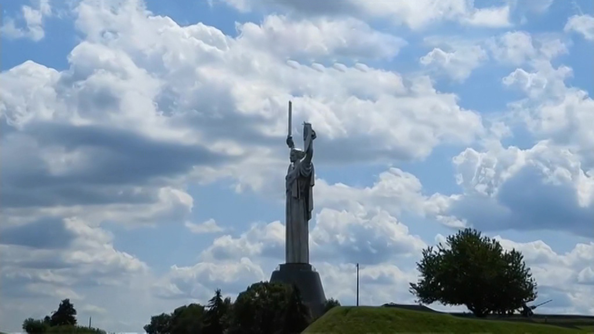 Киев хочет убрать герб СССР со статуи "Родина-мать"