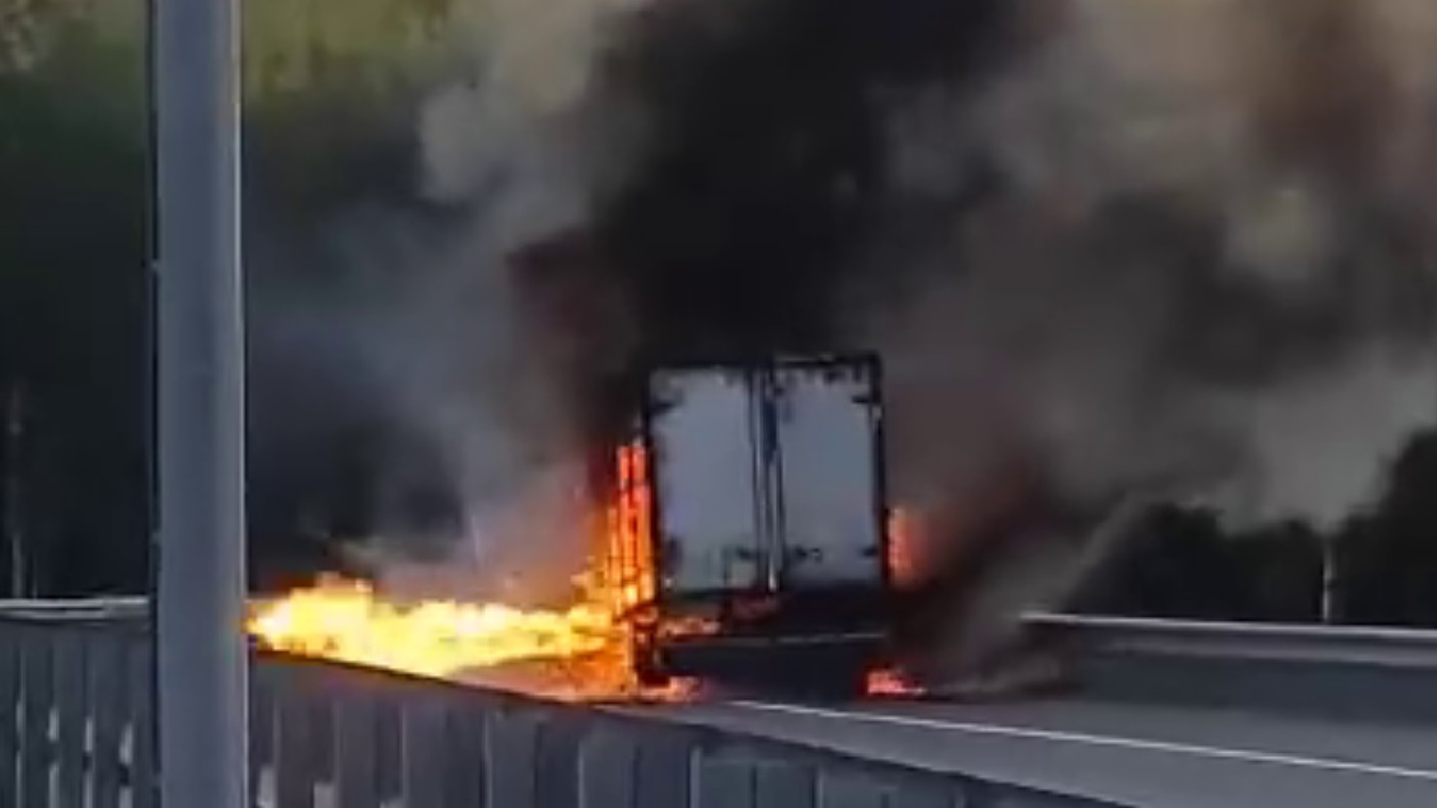 Очевидицы сняли на видео взрыв машины под Тюменью