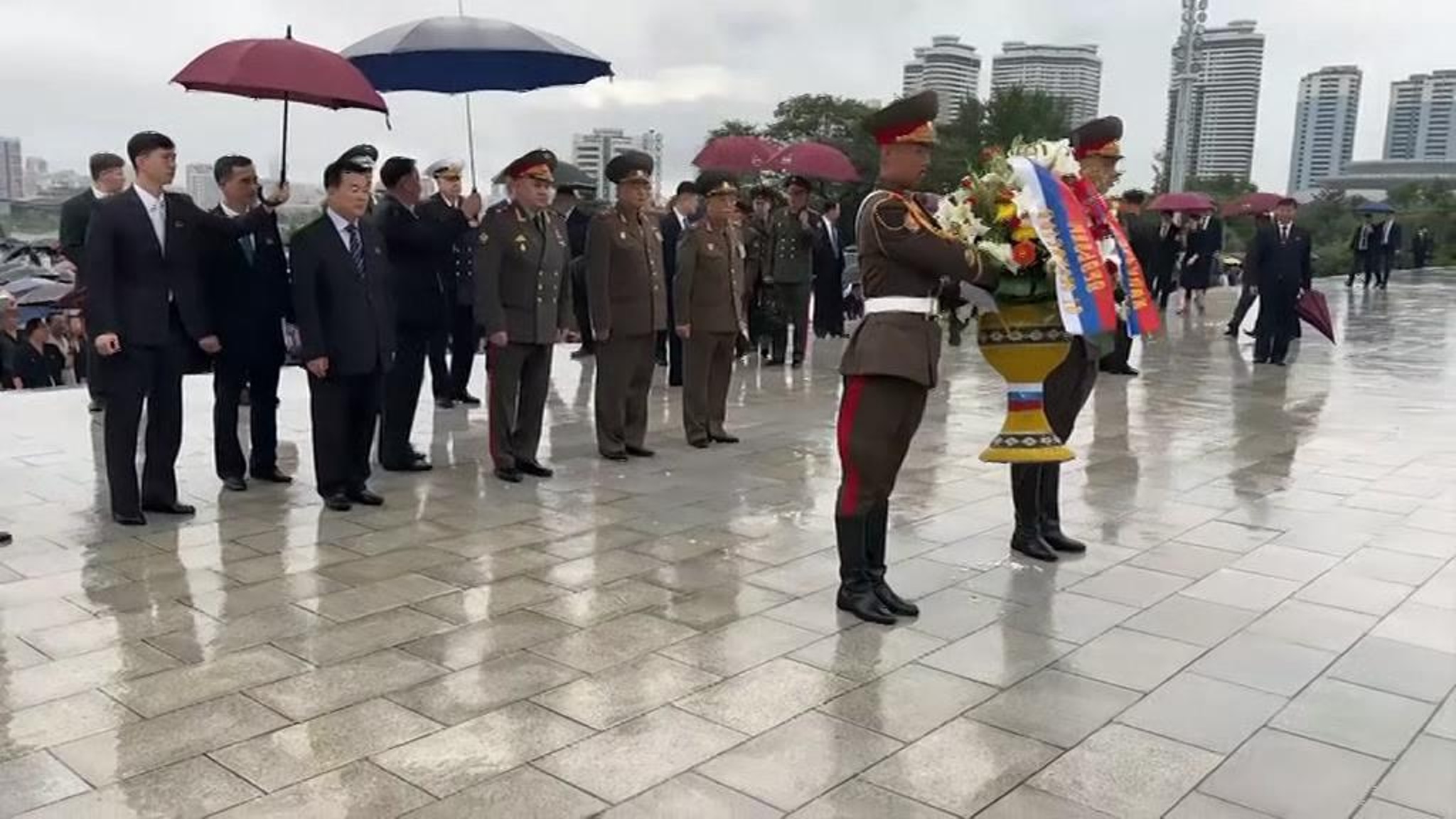 Министр обороны КНДР встретил Шойгу у трапа самолета