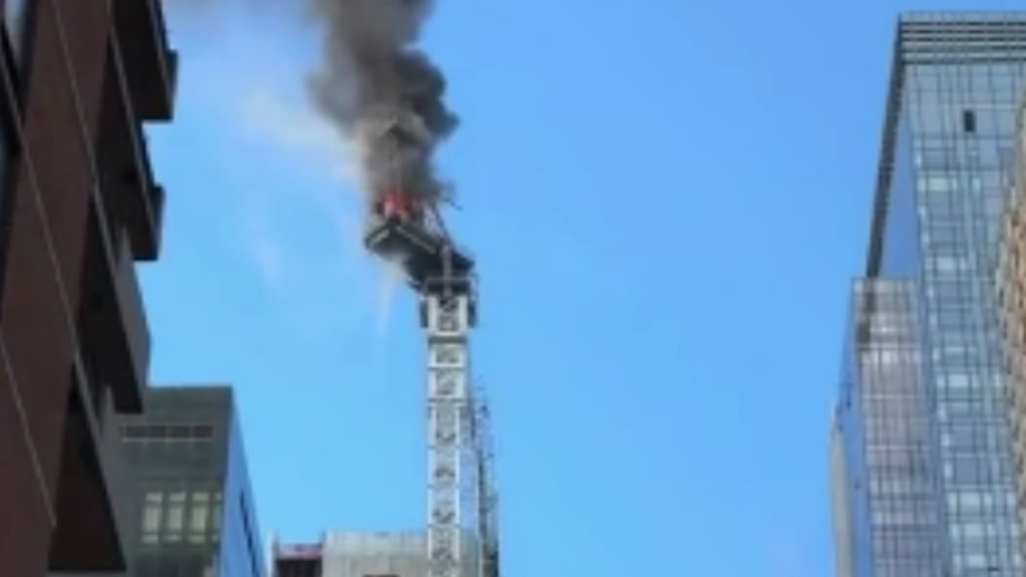Падение стрелы загоревшегося крана в Нью-Йорке попало на видео