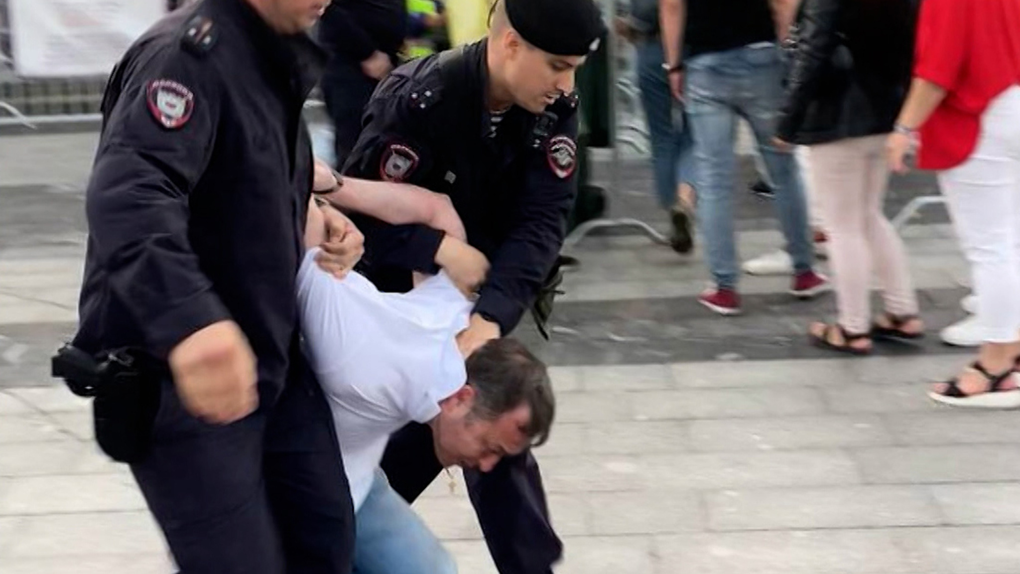 Агрессивный фанат "Руки вверх" отправлен под домашний арест