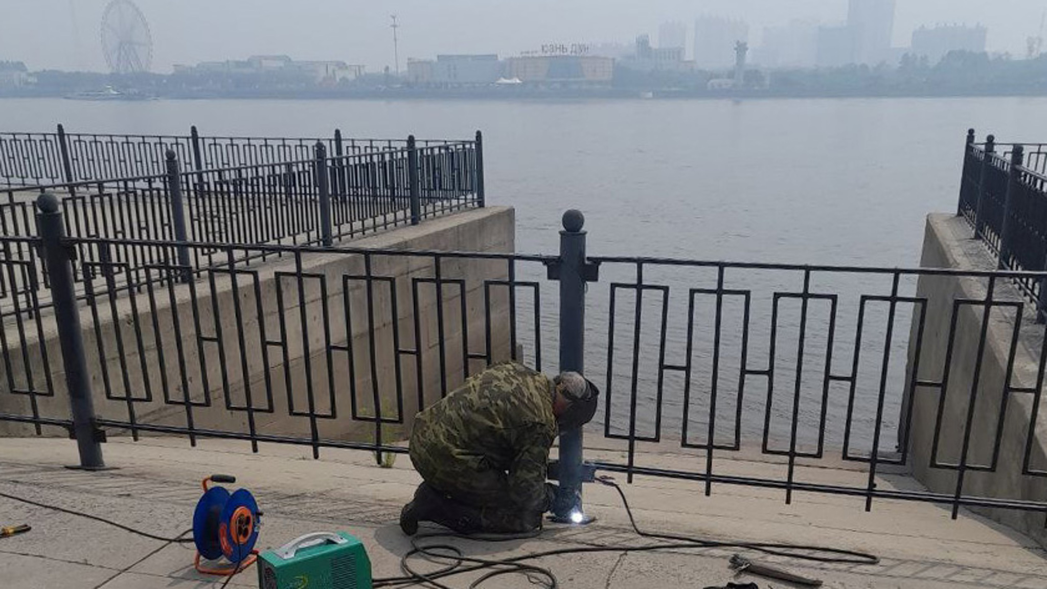 На благовещенской набережной орудуют вандалы